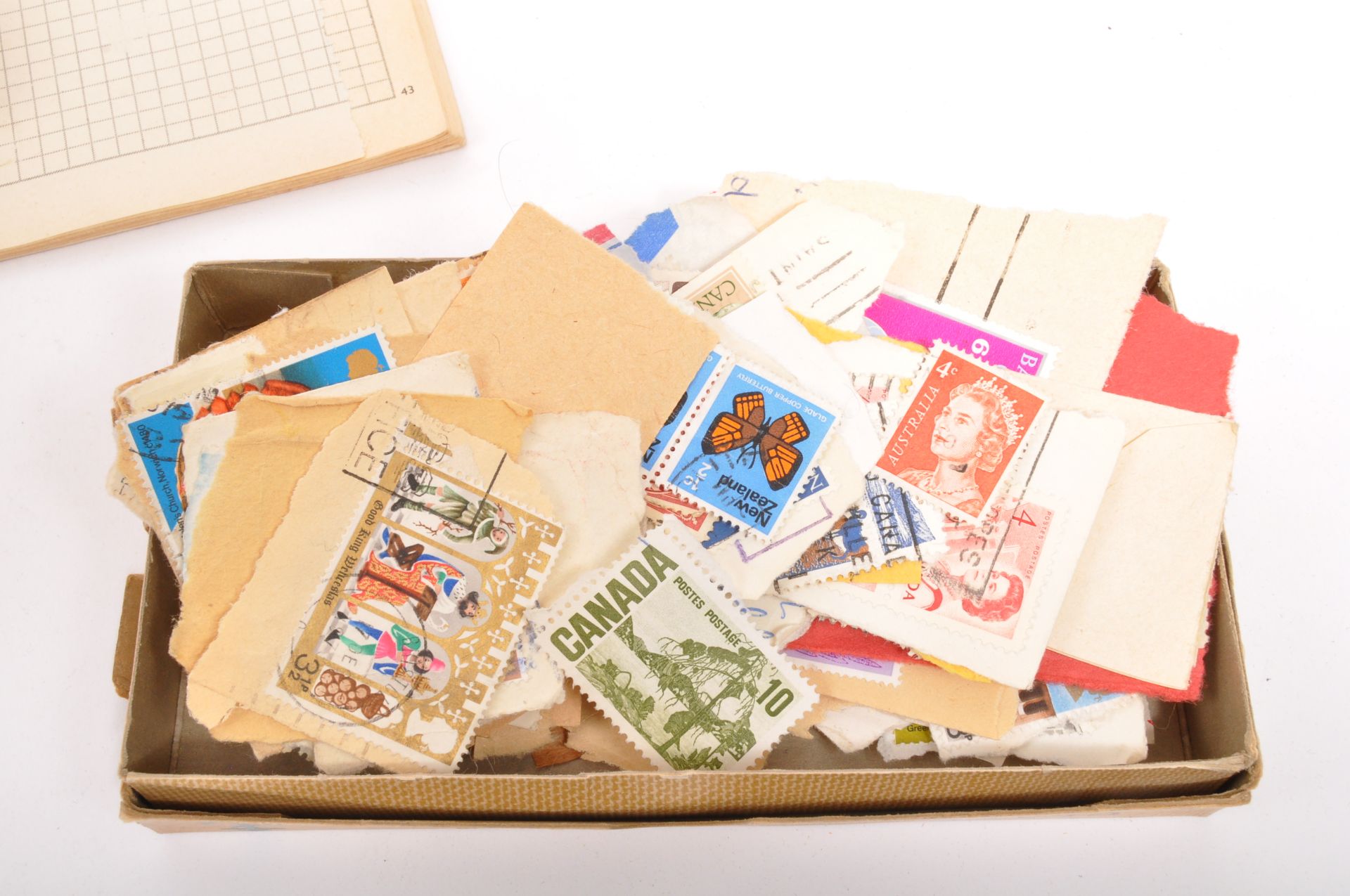 A LARGE COLLECTION OF STAMPS AND 1950'S POST CARDS - Bild 5 aus 9