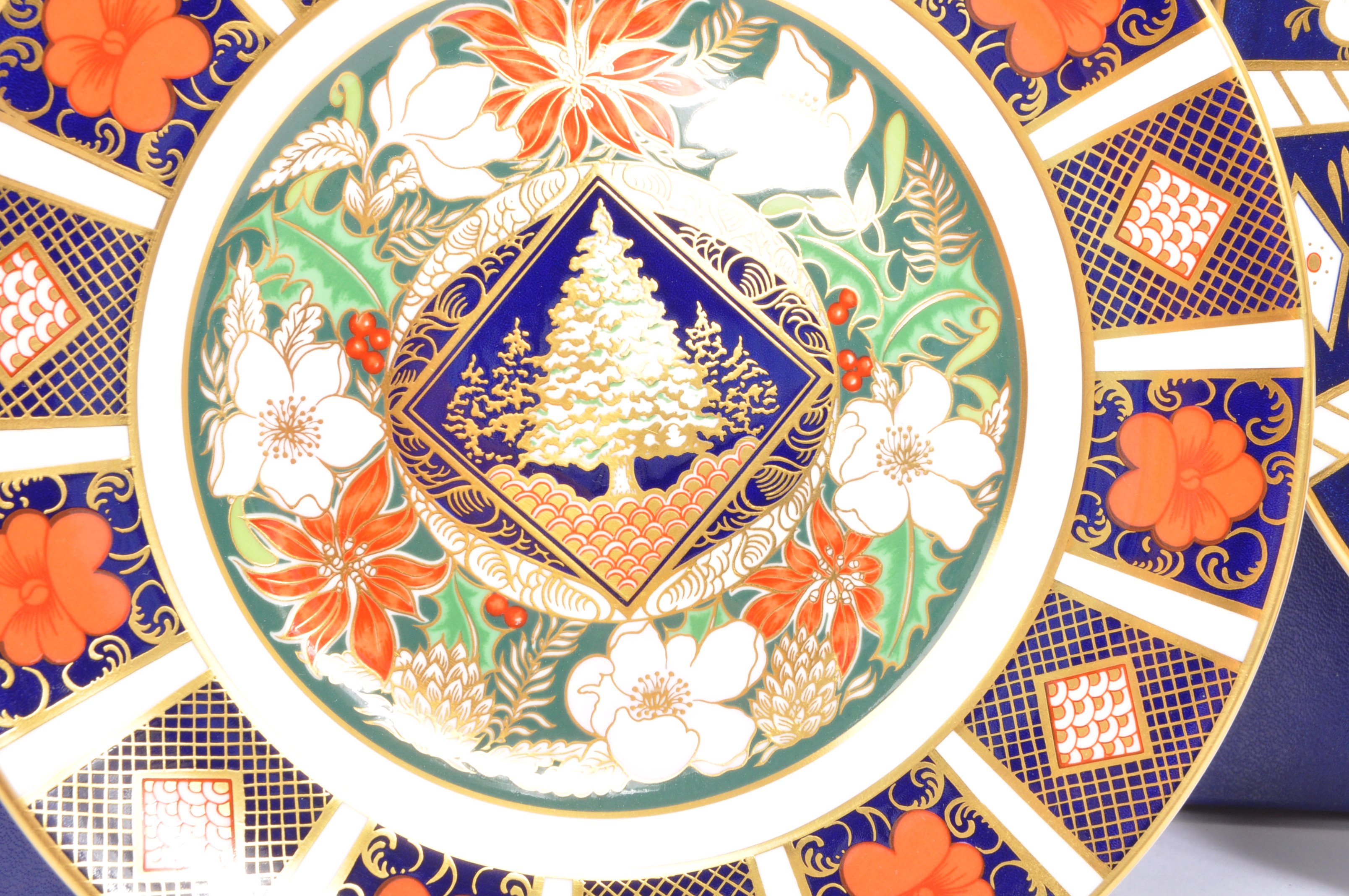 A COLLECTION OF ROYAL CROWN DERBY IMARI PLATES - Image 6 of 11