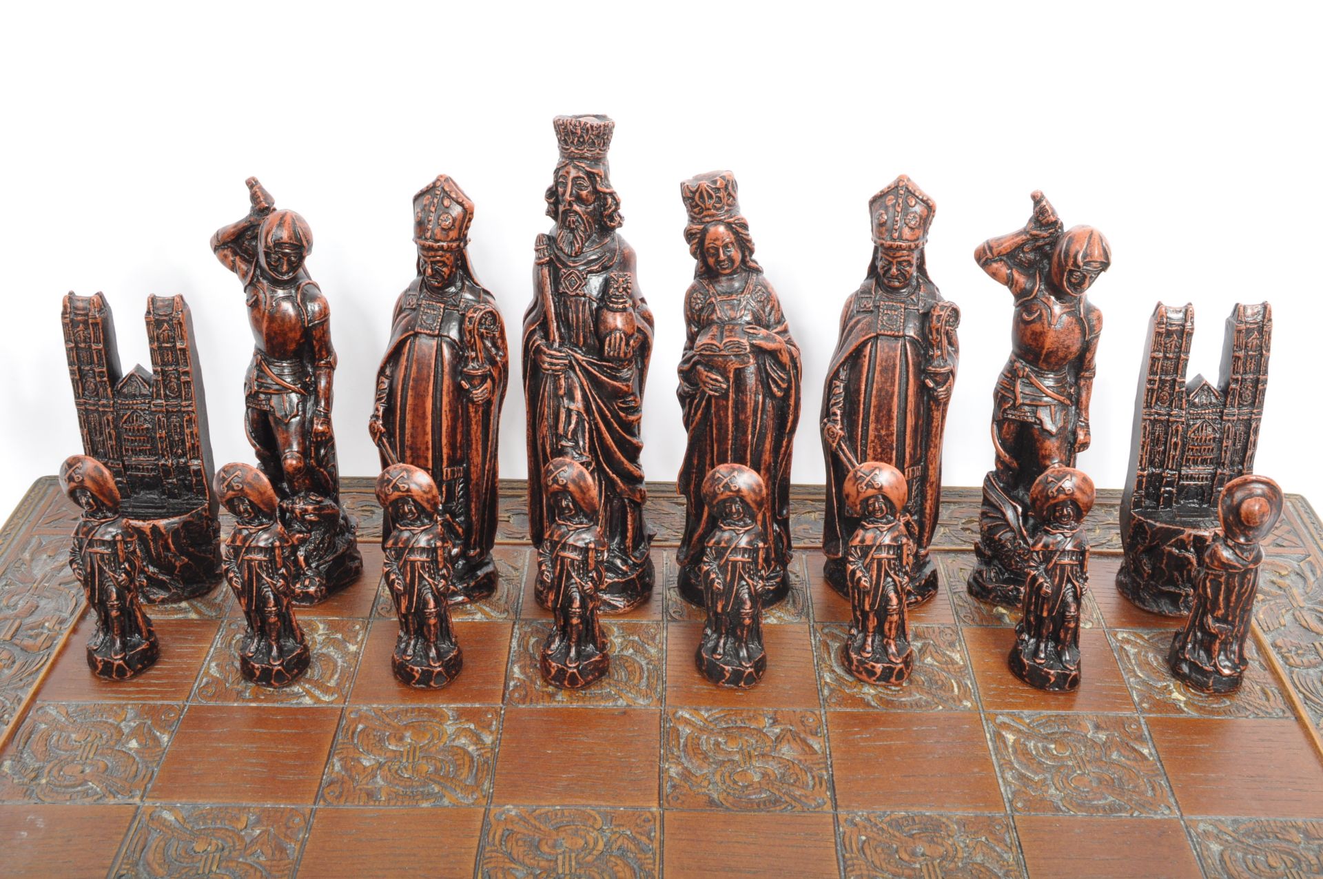 A VINTAGE STUDIO ANNE CARLTON WESTMINSTER ABBEY CHESS SET - Image 7 of 17