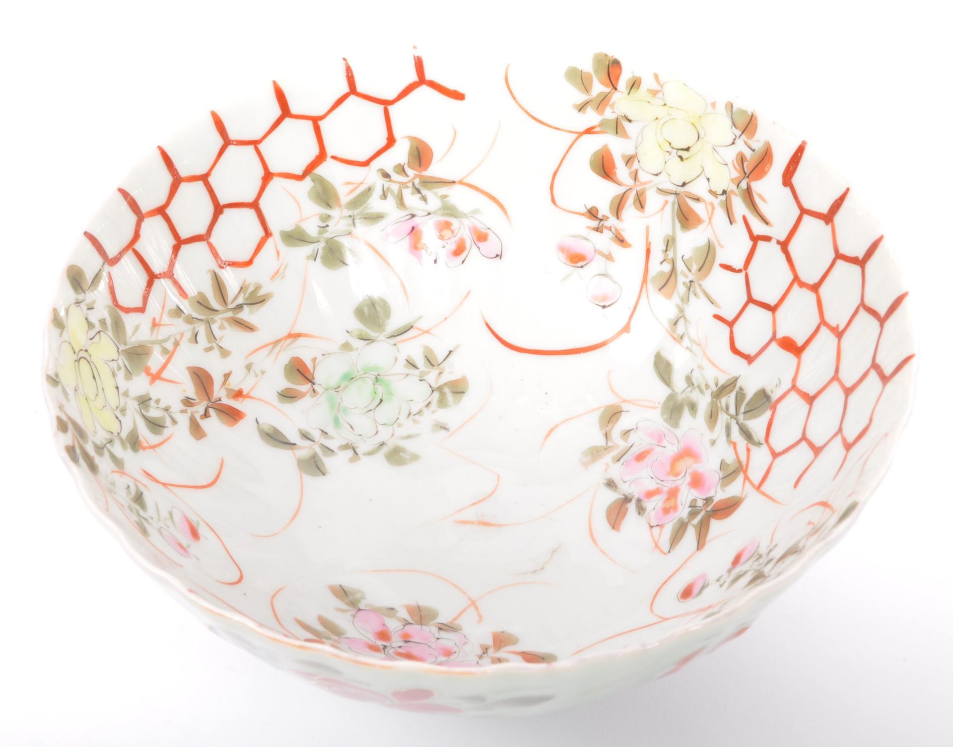 20TH CENTURY CHINESE HAND PAINTED PORCELAIN BOWL - Image 4 of 6