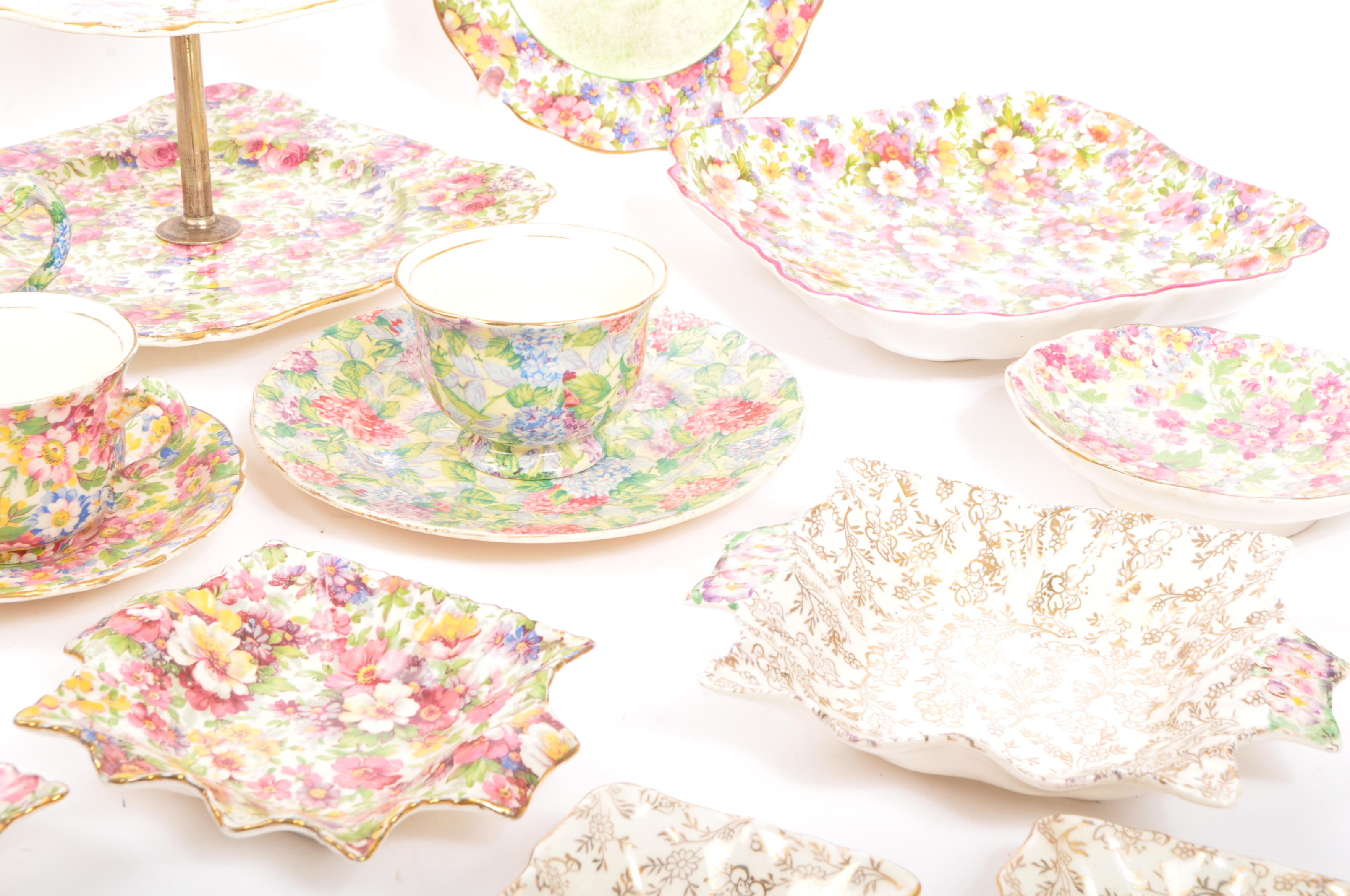 A LARGE COLLECTION OF EARLY 20TH CENTURY CHINTZ CERAMICS - Image 2 of 8