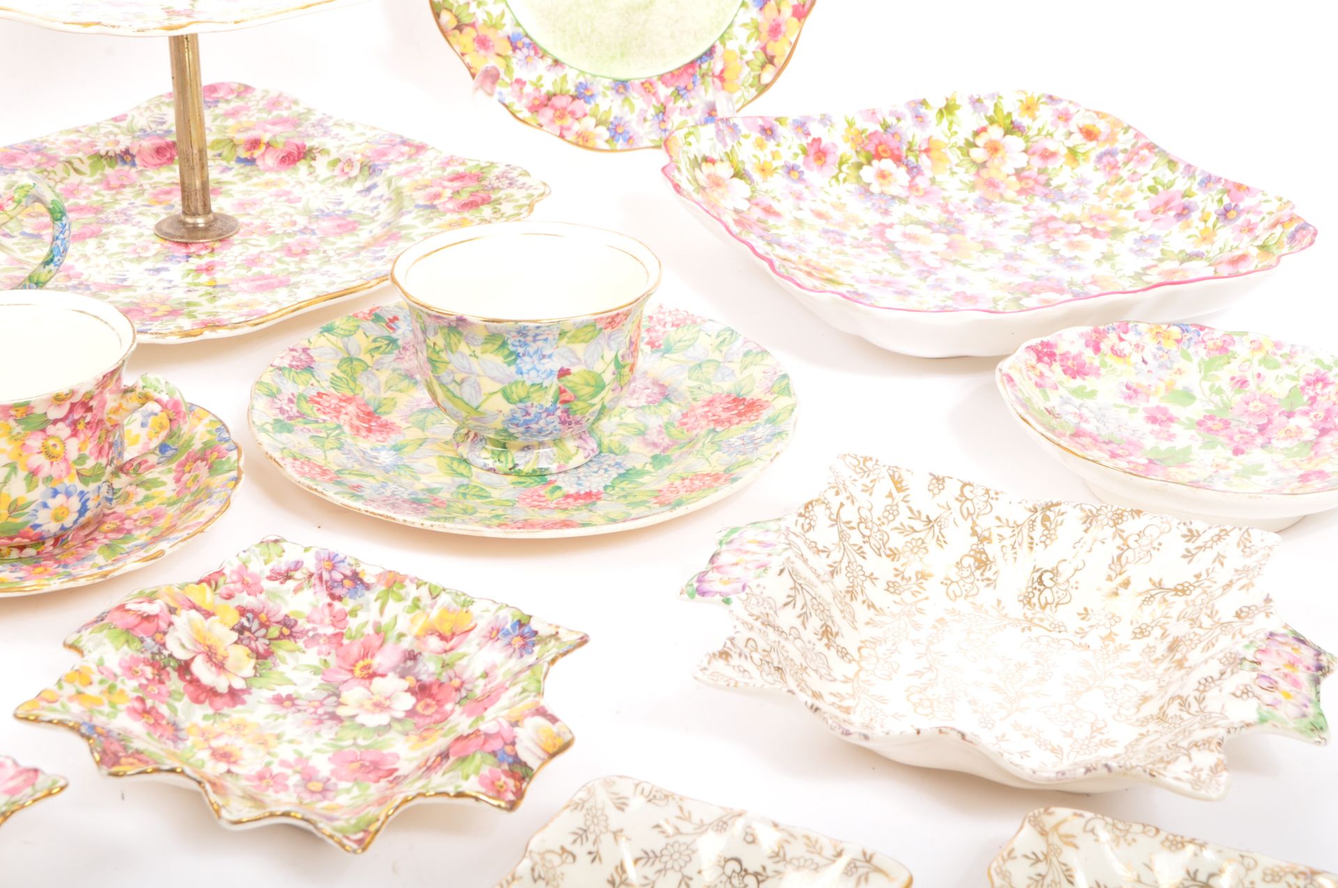 A LARGE COLLECTION OF EARLY 20TH CENTURY CHINTZ CERAMICS - Bild 2 aus 8
