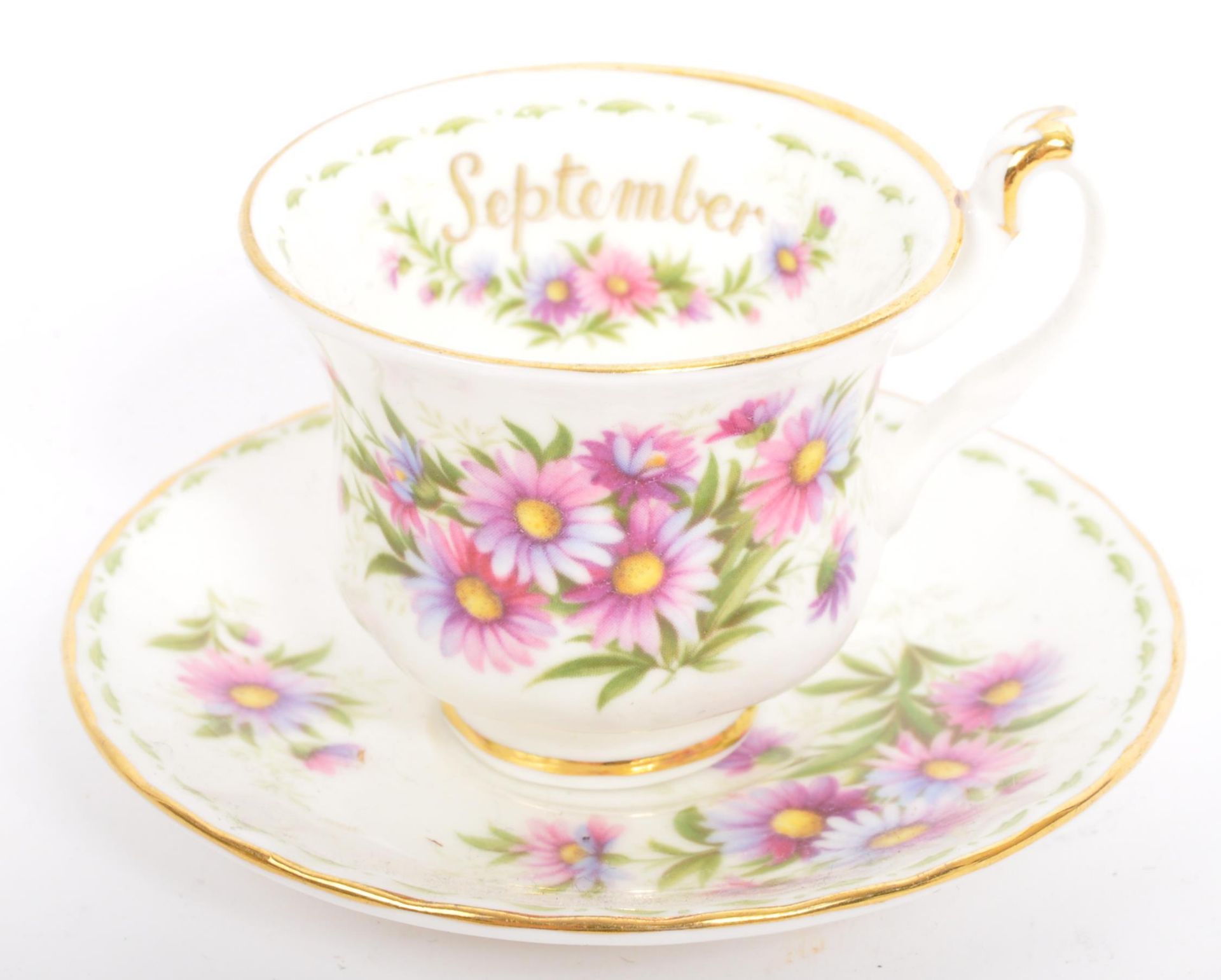 COLLECTION OF ROYAL ALBERT FINE BONE CHINA PORCELAIN ITEMS - Image 5 of 9