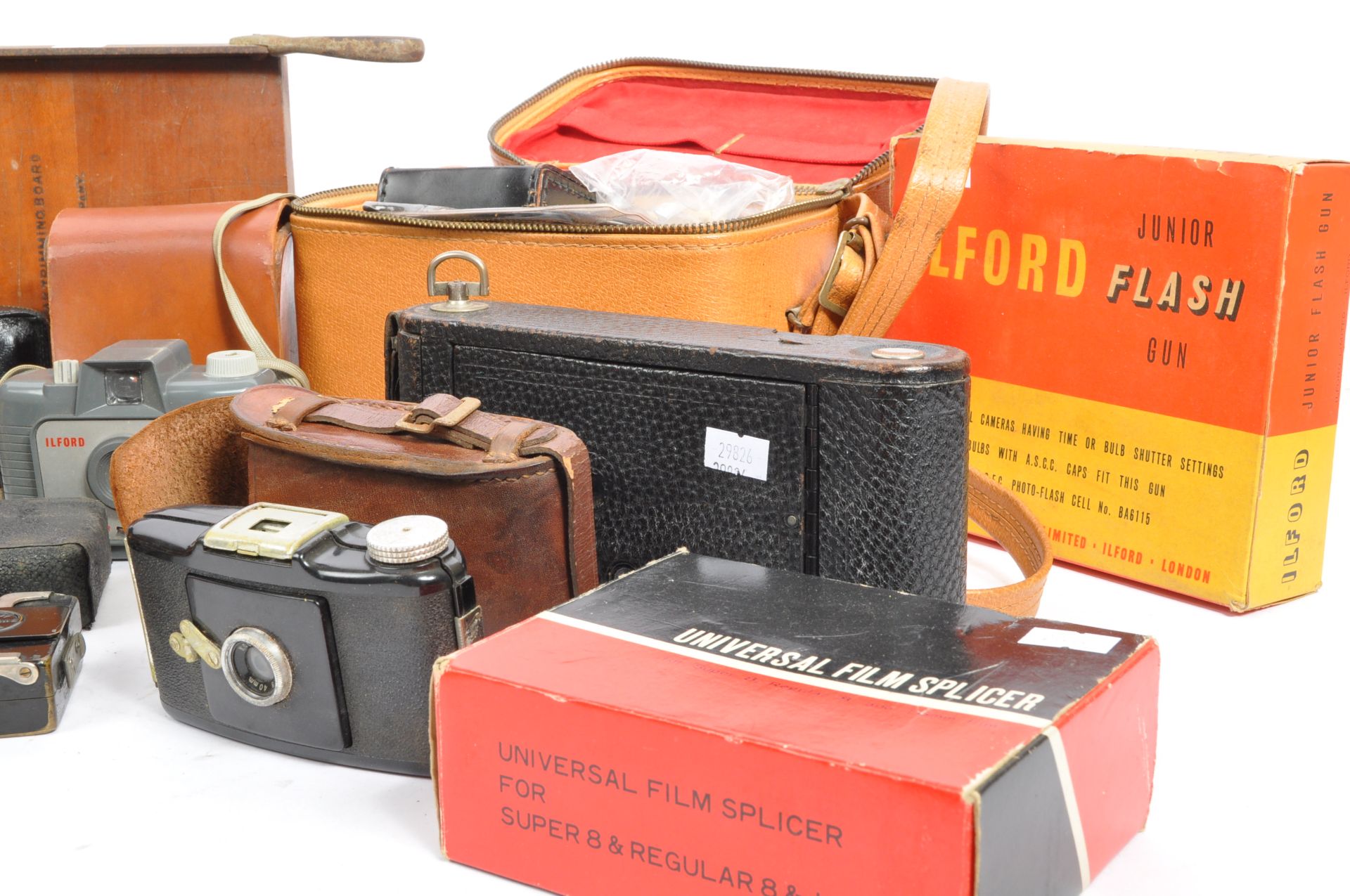 AN ASSORTMENT OF VINTAGE CAMERA PHOTOGRAPHIC EQUIPMENT - Image 2 of 6