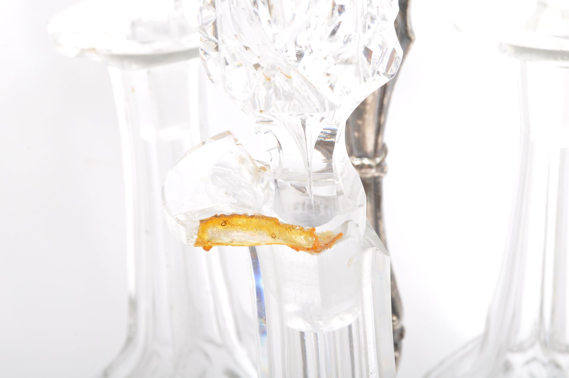 19TH CENTURY SILVER PLATED CUT GLASS DECANTER TANTALUS - Bild 6 aus 6