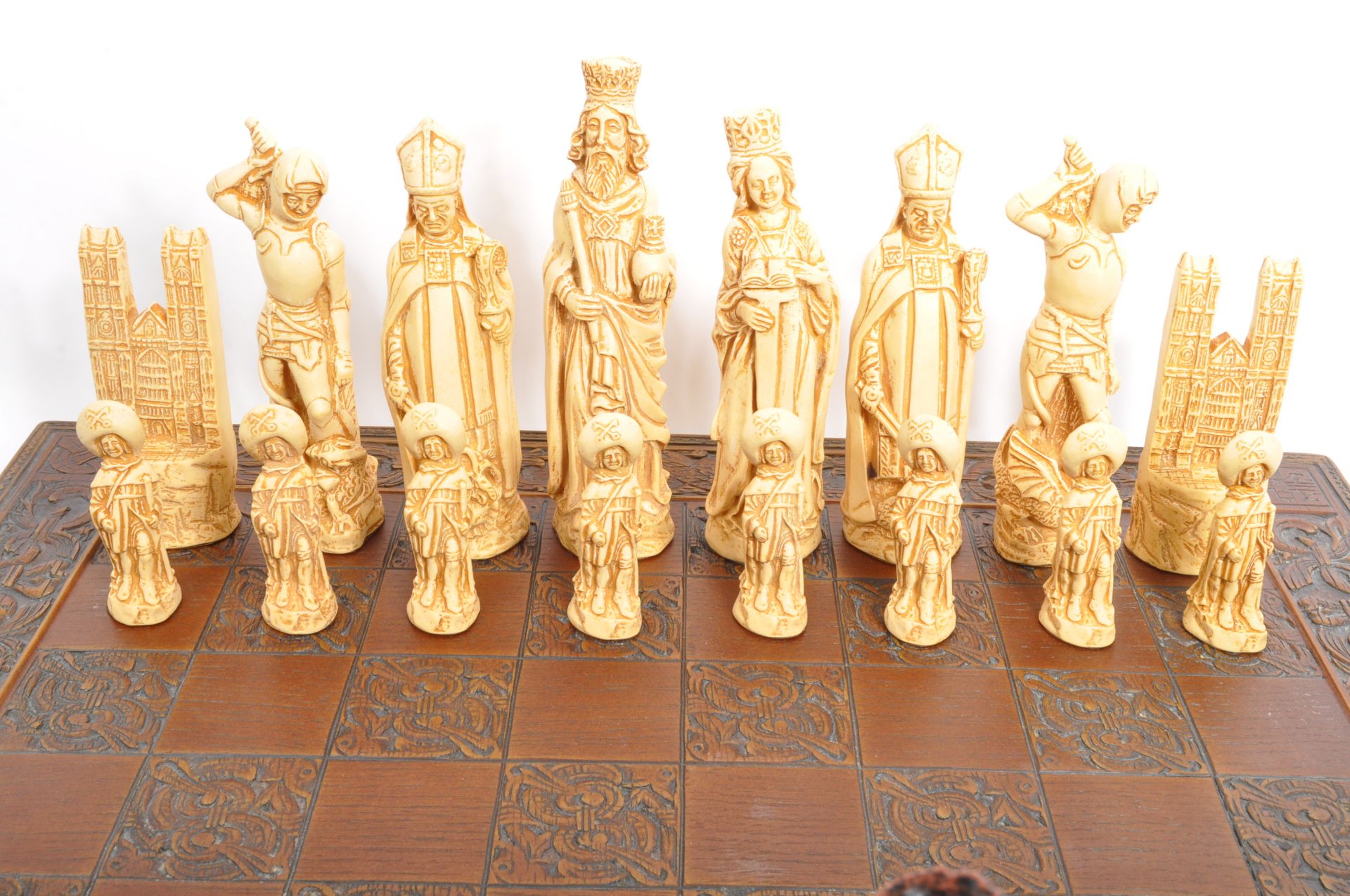 A VINTAGE STUDIO ANNE CARLTON WESTMINSTER ABBEY CHESS SET - Image 3 of 17