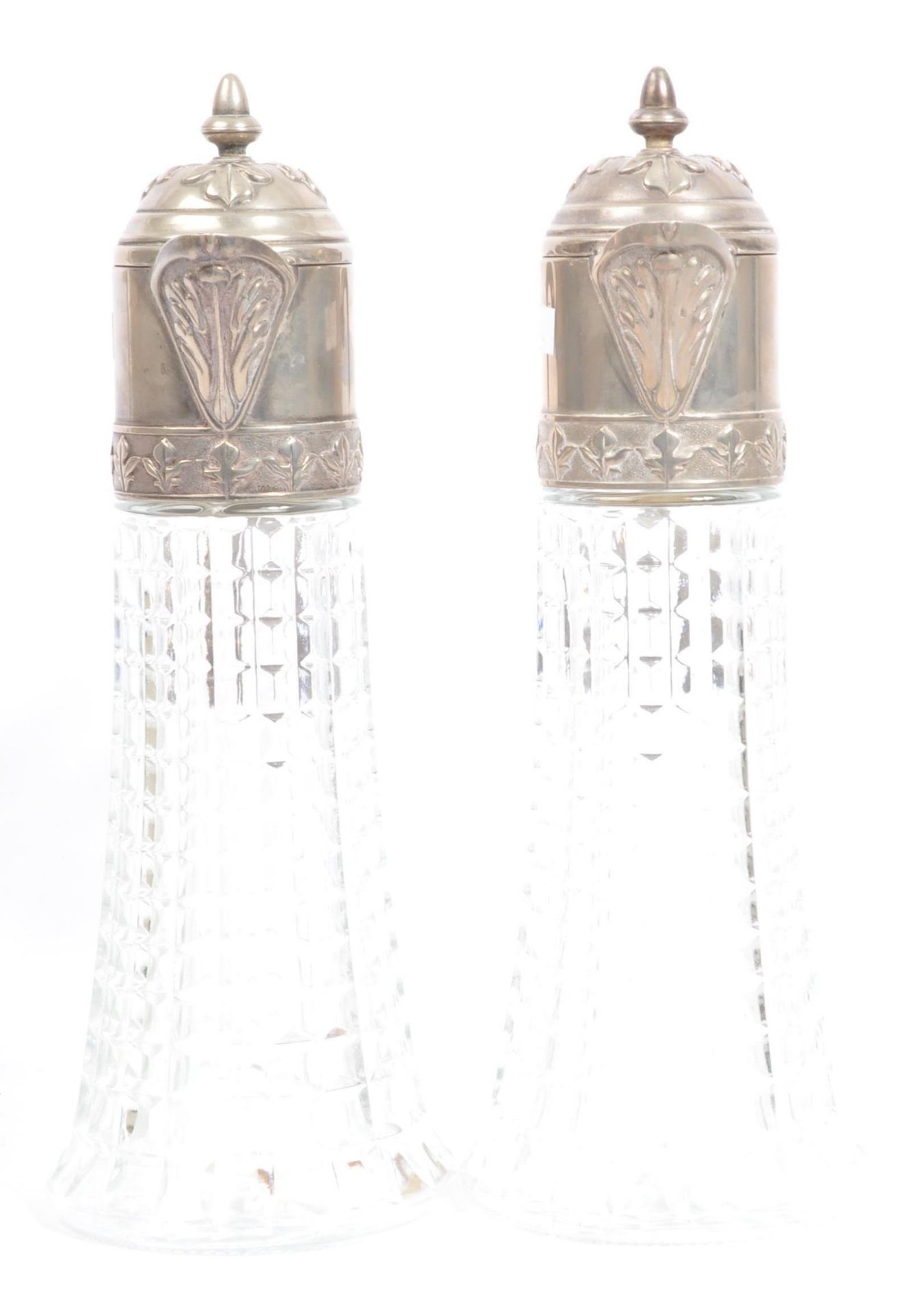 TWO 20TH CENTURY GLASS AND SILVER PLATED WINE DECANTERS - Bild 4 aus 5