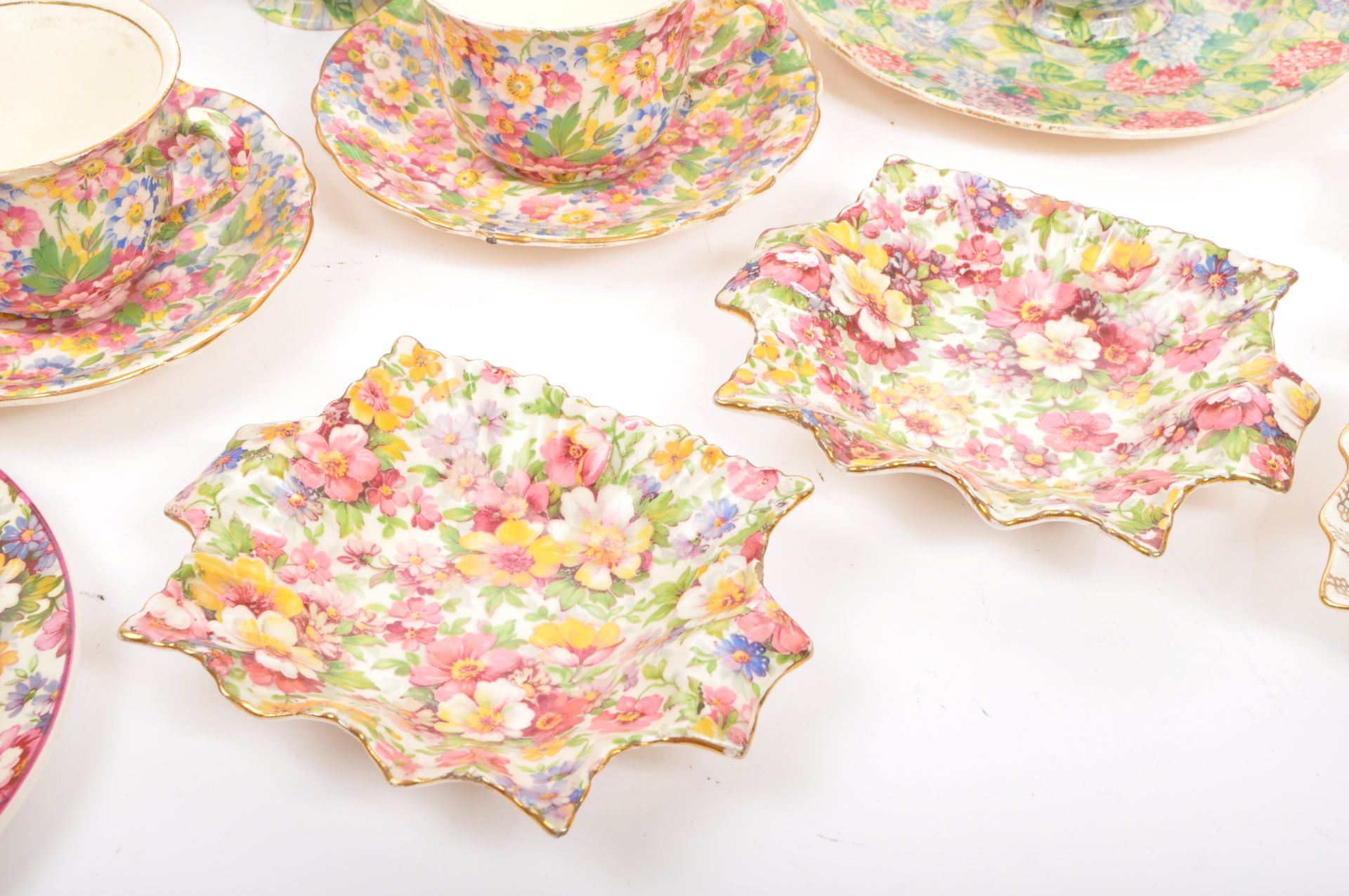 A LARGE COLLECTION OF EARLY 20TH CENTURY CHINTZ CERAMICS - Bild 7 aus 8