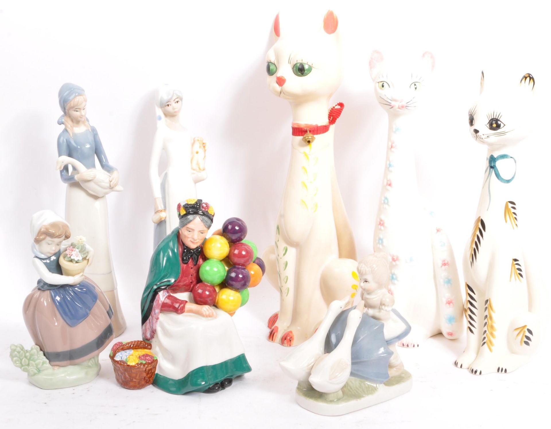 COLLECTION OF VINTAGE CERAMICS - LLADRO - DOULTON