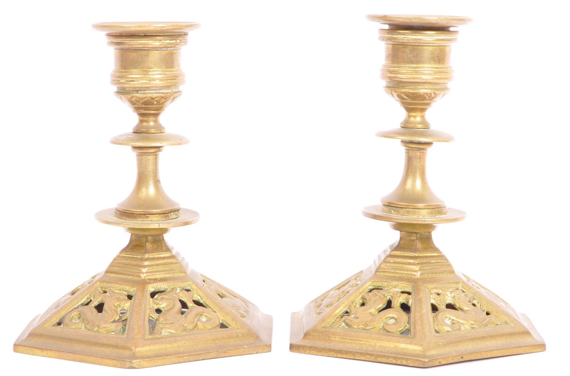 TWO PAIRS OF EARLY 20TH CENTURY BRASS CANDLESTICK HOLDERS - Bild 5 aus 7