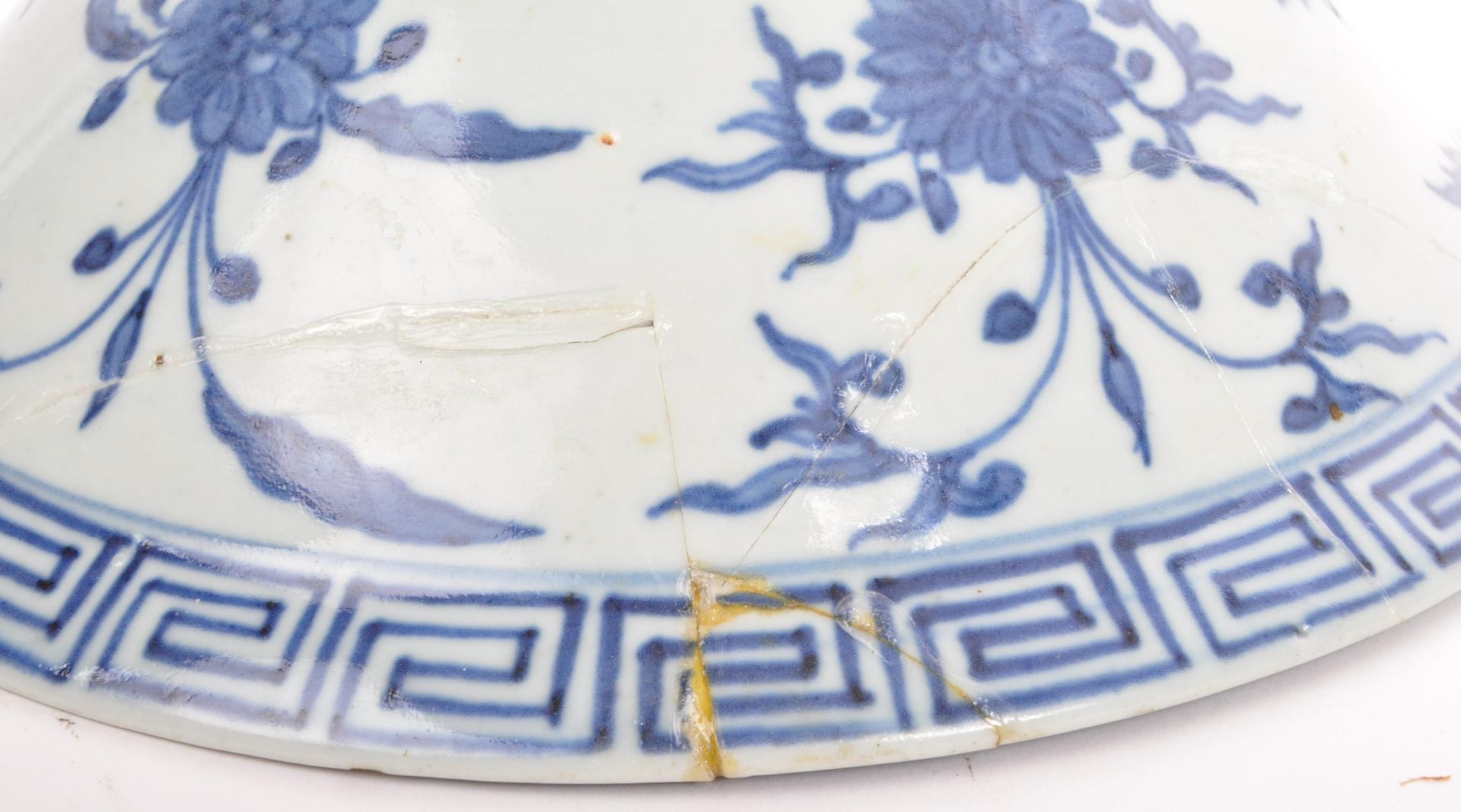 A LARGE 19TH CENTURY CHINESE ORIENTAL PORCELAIN CENTRE BOWL - Image 5 of 5