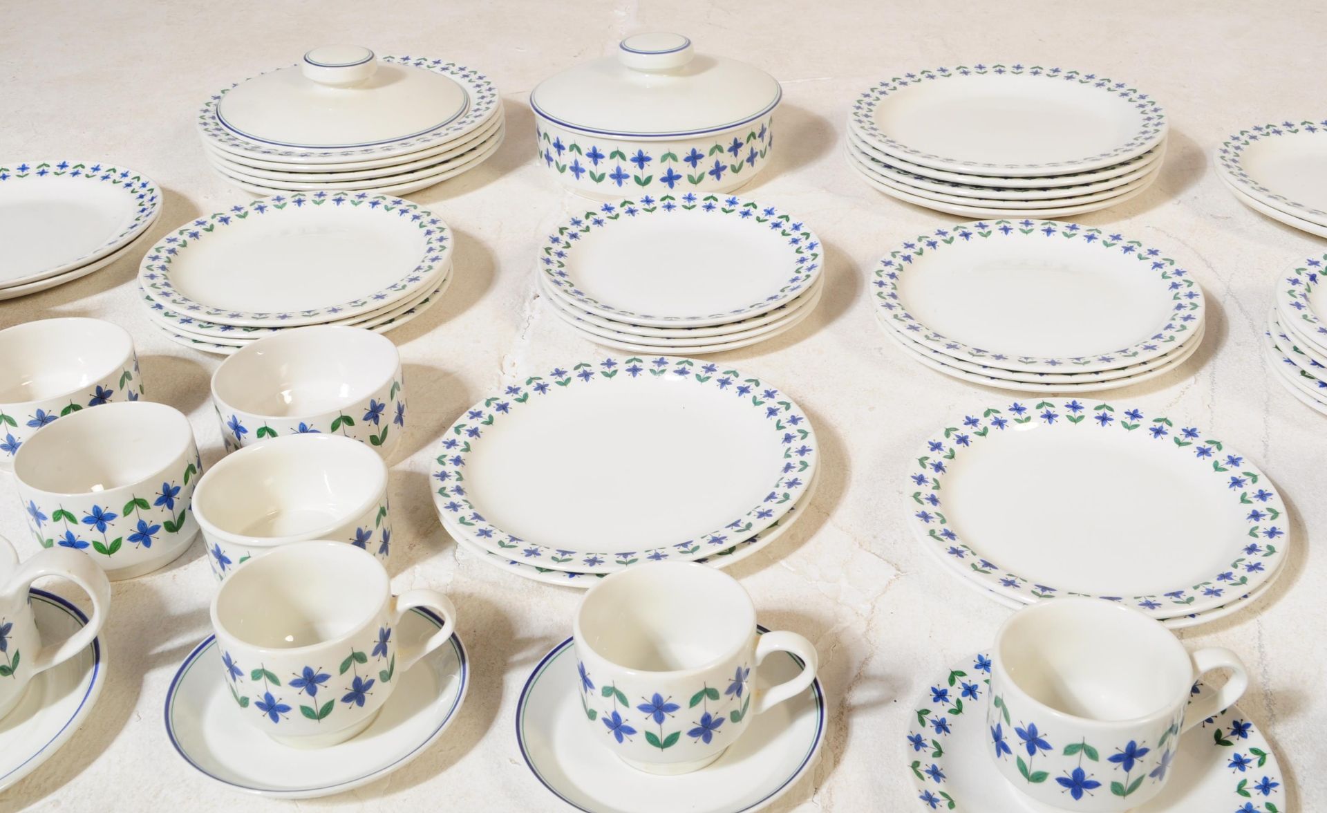 LARGE EXTENSIVE MIDWINTER CERAMIC TABLEWARE DINNER SET - Bild 5 aus 6