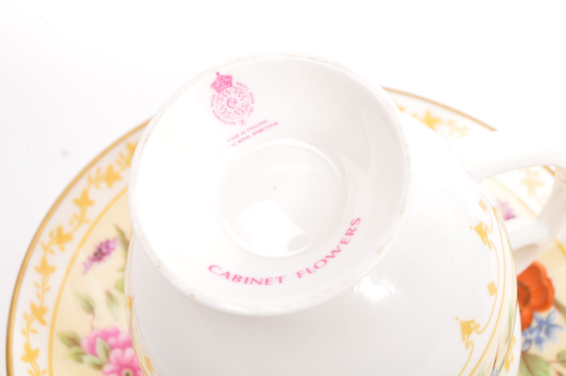 A COLLECTION OF ROYAL WORCESTER / VIENNA CHINA CUPS & SAUCERS - Image 7 of 9