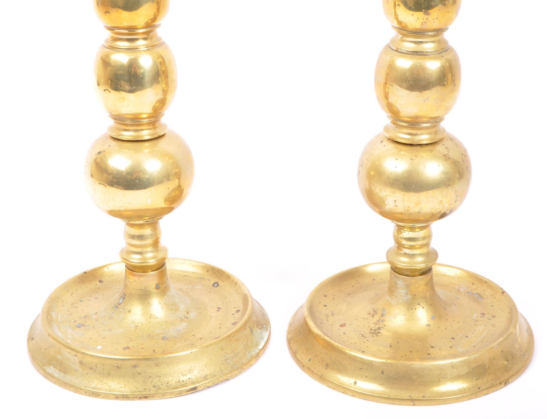 PAIR OF 19TH CENTURY BOBBIN TURNED EFFECT BRASS CANDLESTICKS - Image 2 of 6