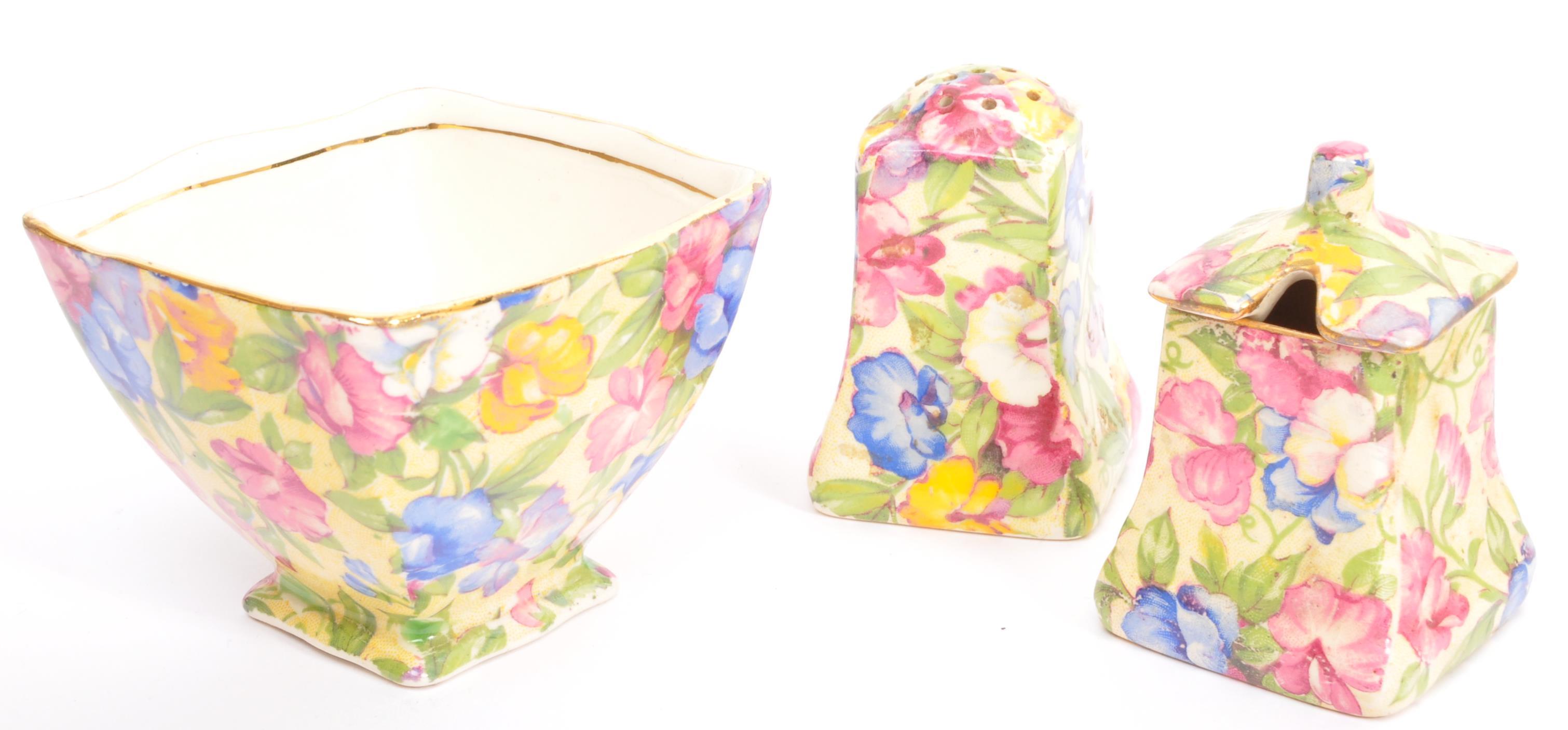 A VARYING COLLECTION OF EARLY 20TH CENTURY CHINTZ CERAMICS - Image 5 of 5