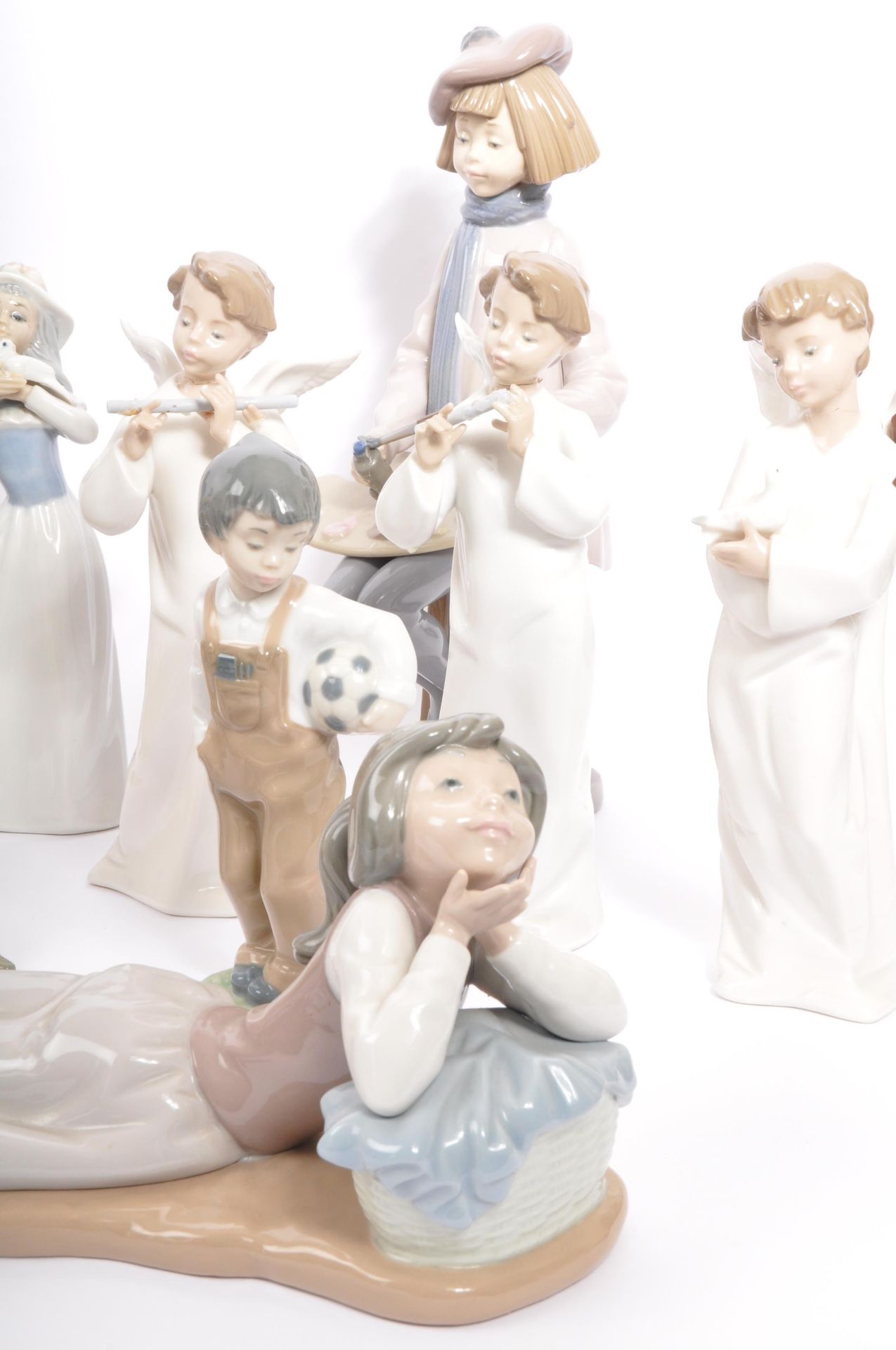 A LARGE COLLECTION OF SPANISH NAO BY LLADRO CHINA FIGURINES - Bild 2 aus 12