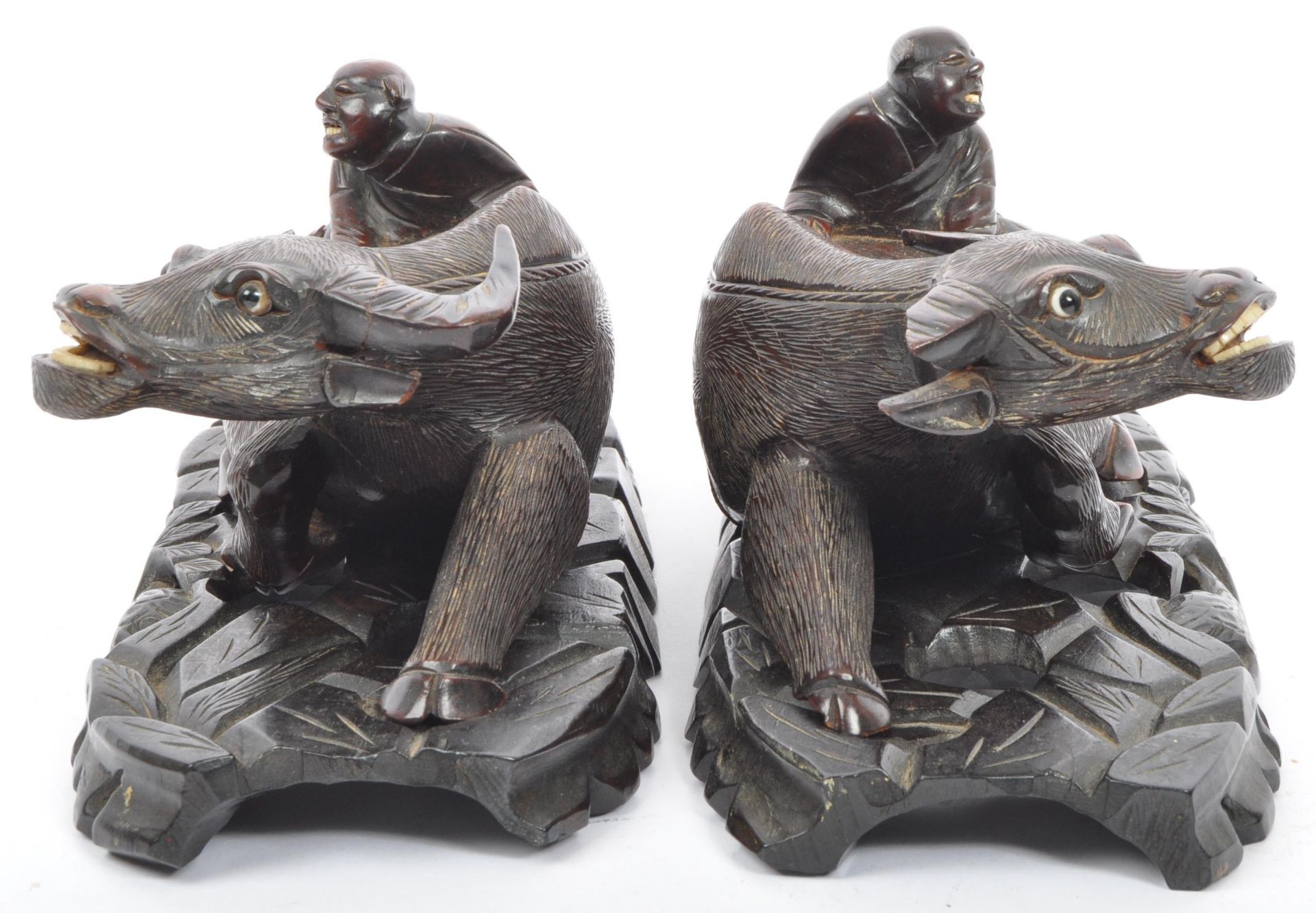 PAIR OF 19TH CENTURY CARVED CHINESE WATER BUFFALO FIGURES - Bild 4 aus 5