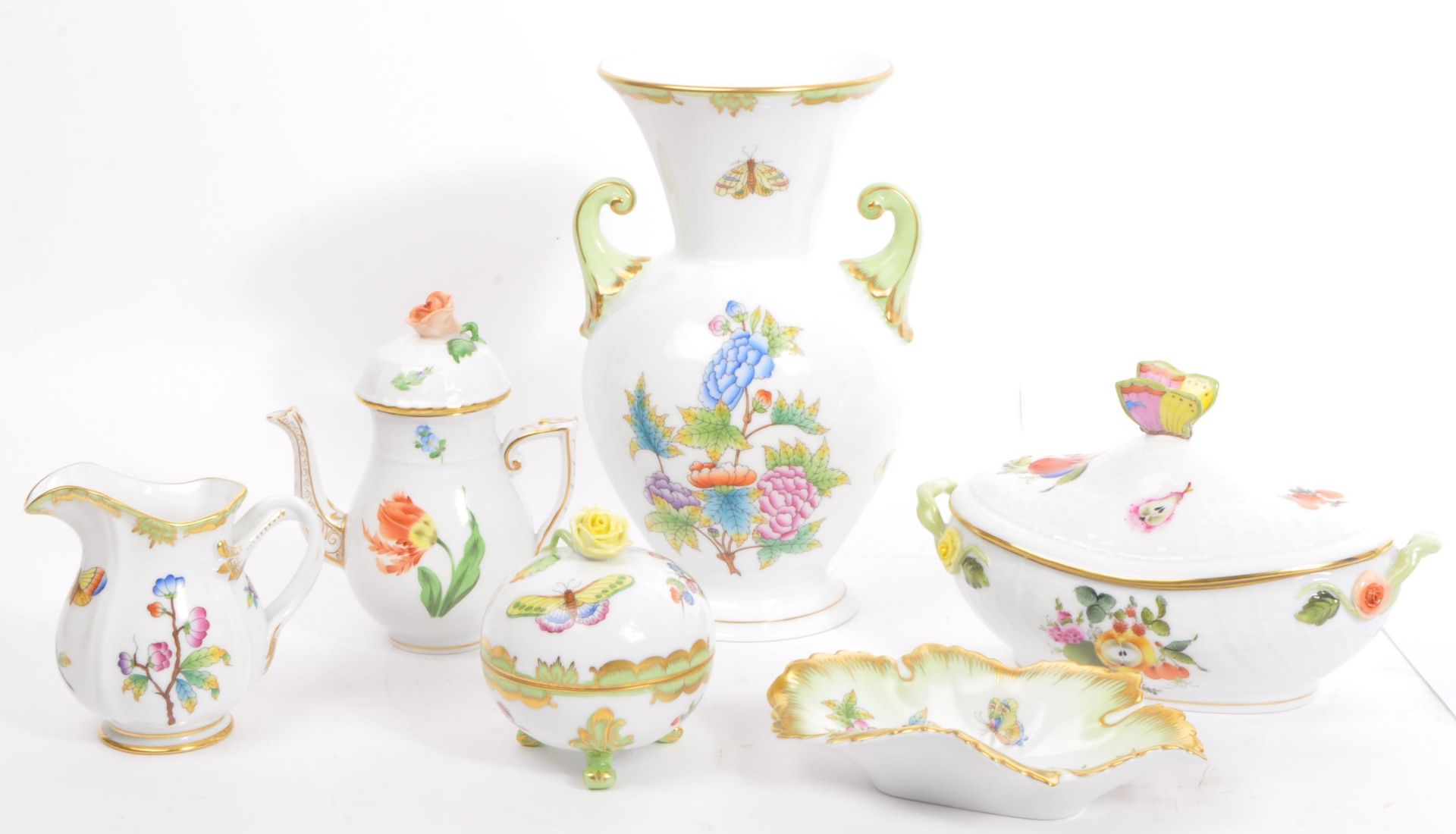 A COLLECTION OF HEREND HUNGRY PORCELAIN DRESSER SET