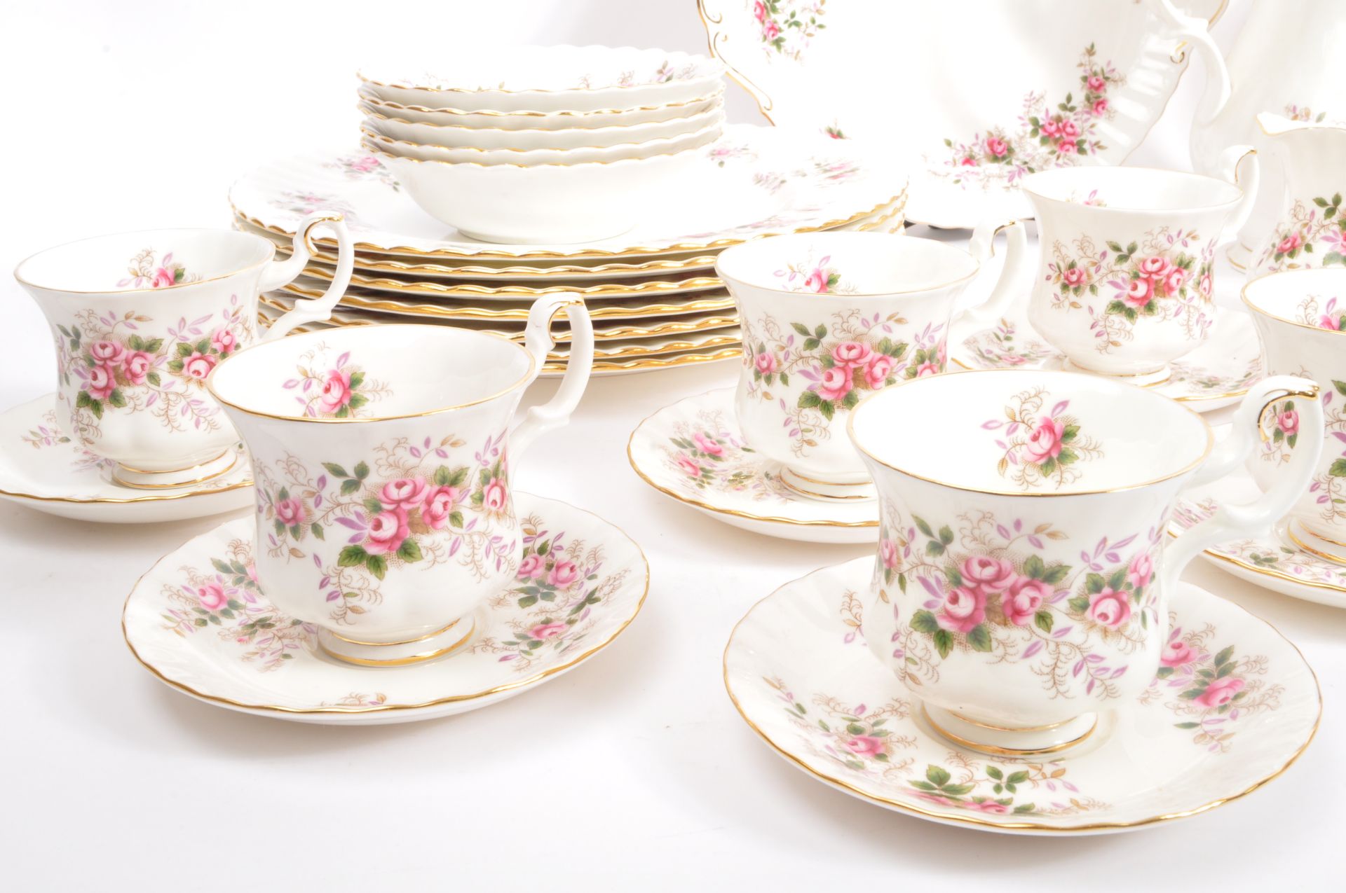 VINTAGE ROYAL ALBERT LAVENDER ROSE TEA & DINNER SERVICE - Image 5 of 8