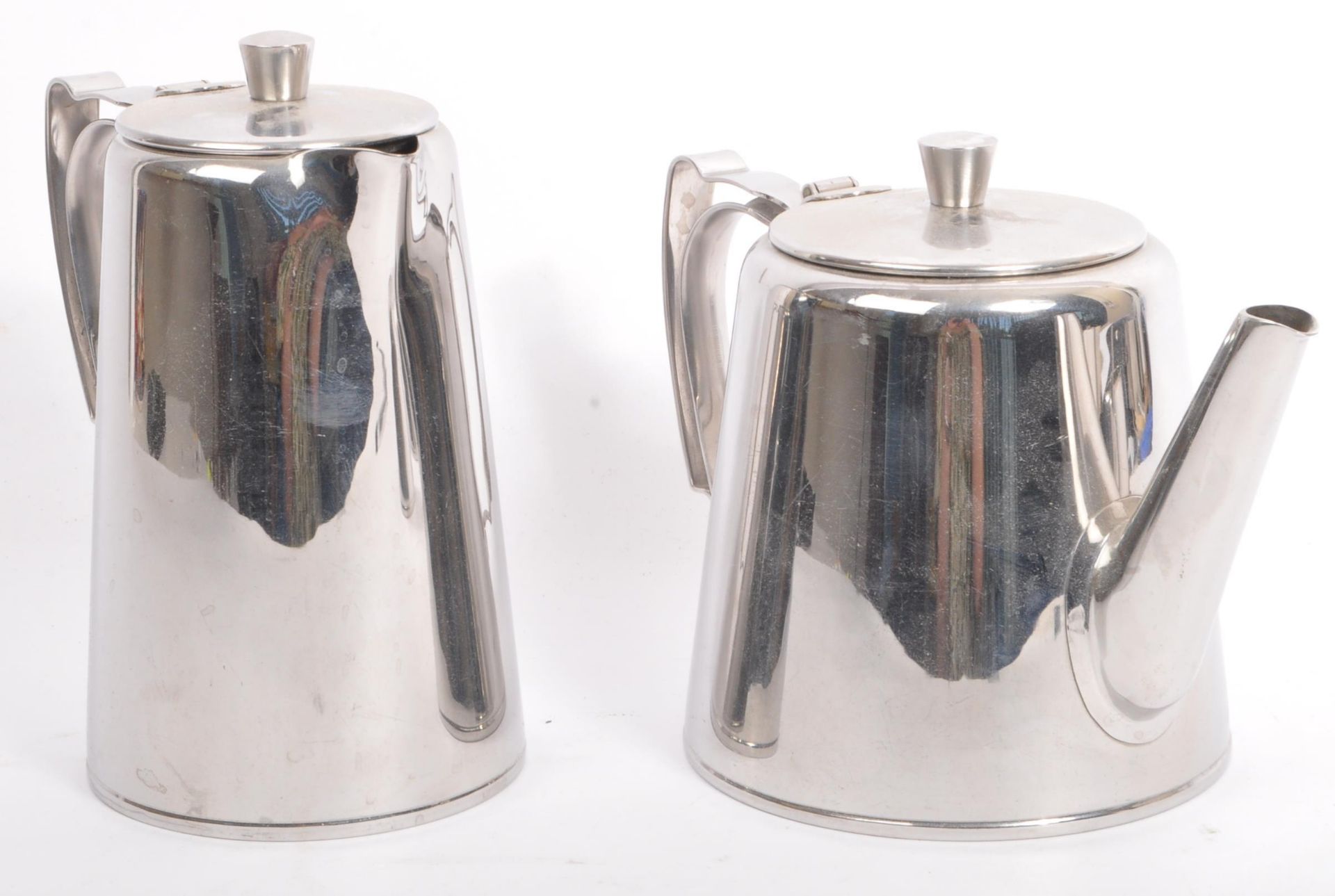 A VINTAGE STAINLESS STEEL COFFEE/TEA SERVICE BY OLD HALL - Bild 3 aus 6