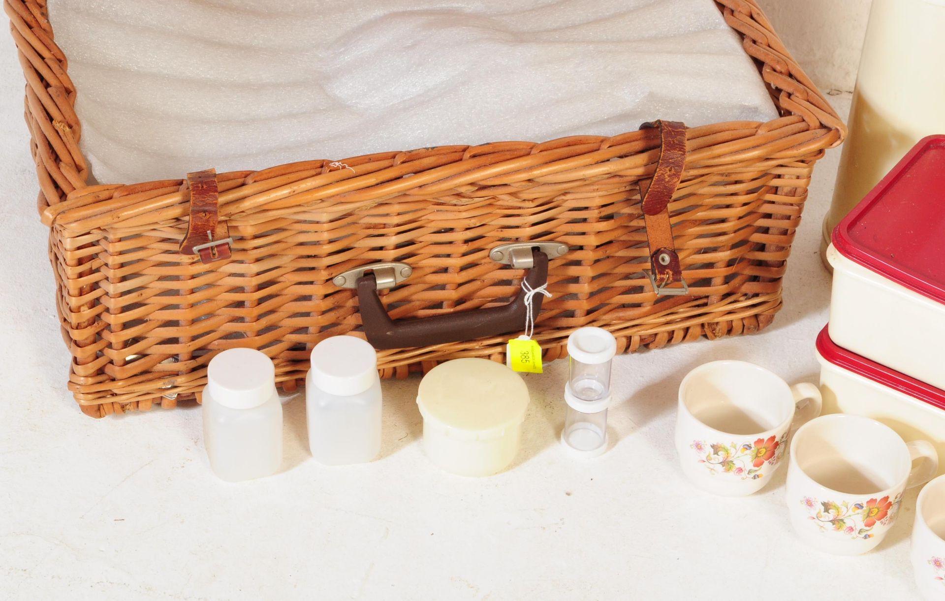 A VINTAGE 20TH CENTURY ANTLER PICNIC HAMPER BASKET - Image 4 of 5