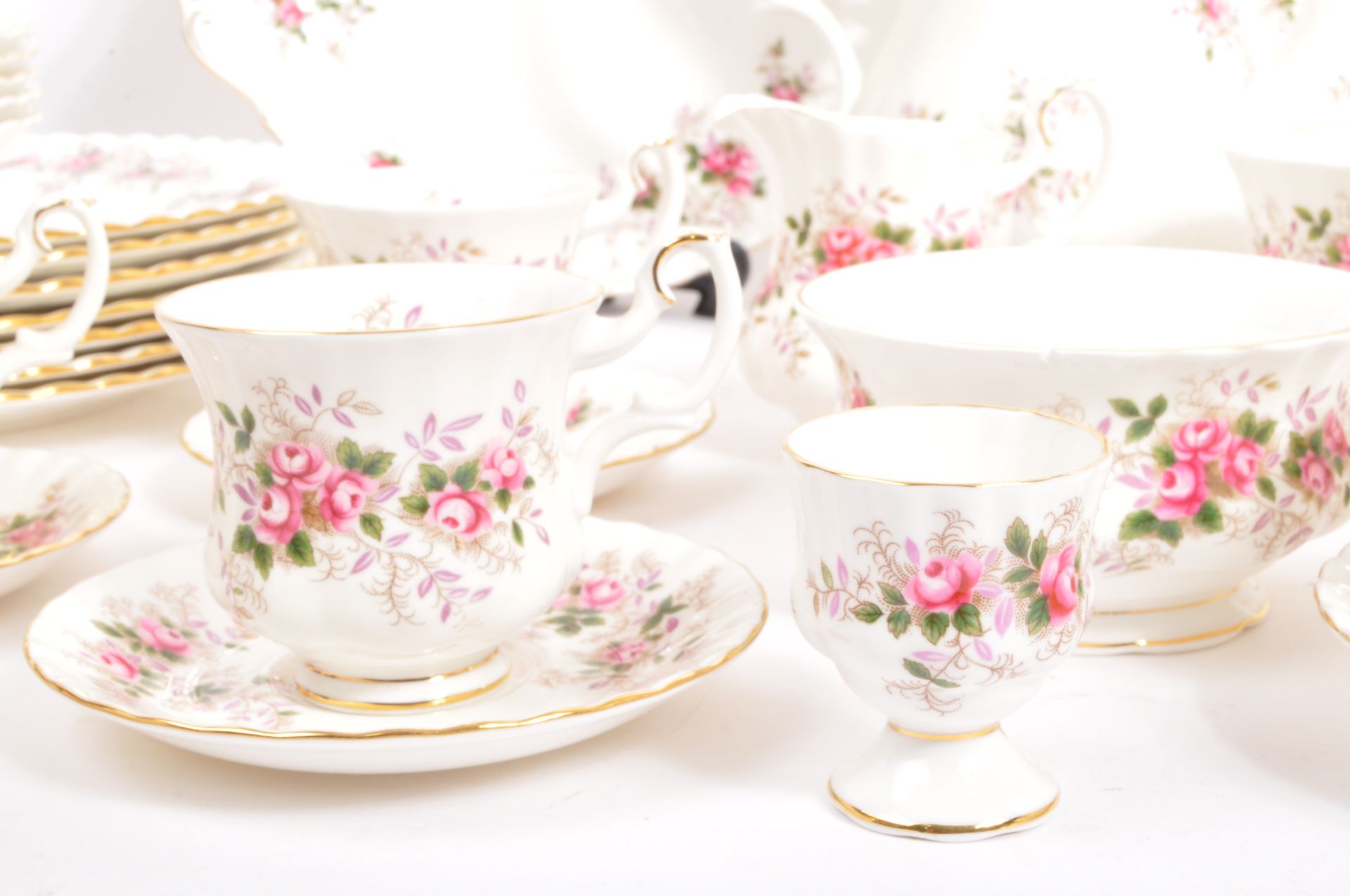 VINTAGE ROYAL ALBERT LAVENDER ROSE TEA & DINNER SERVICE - Image 4 of 8