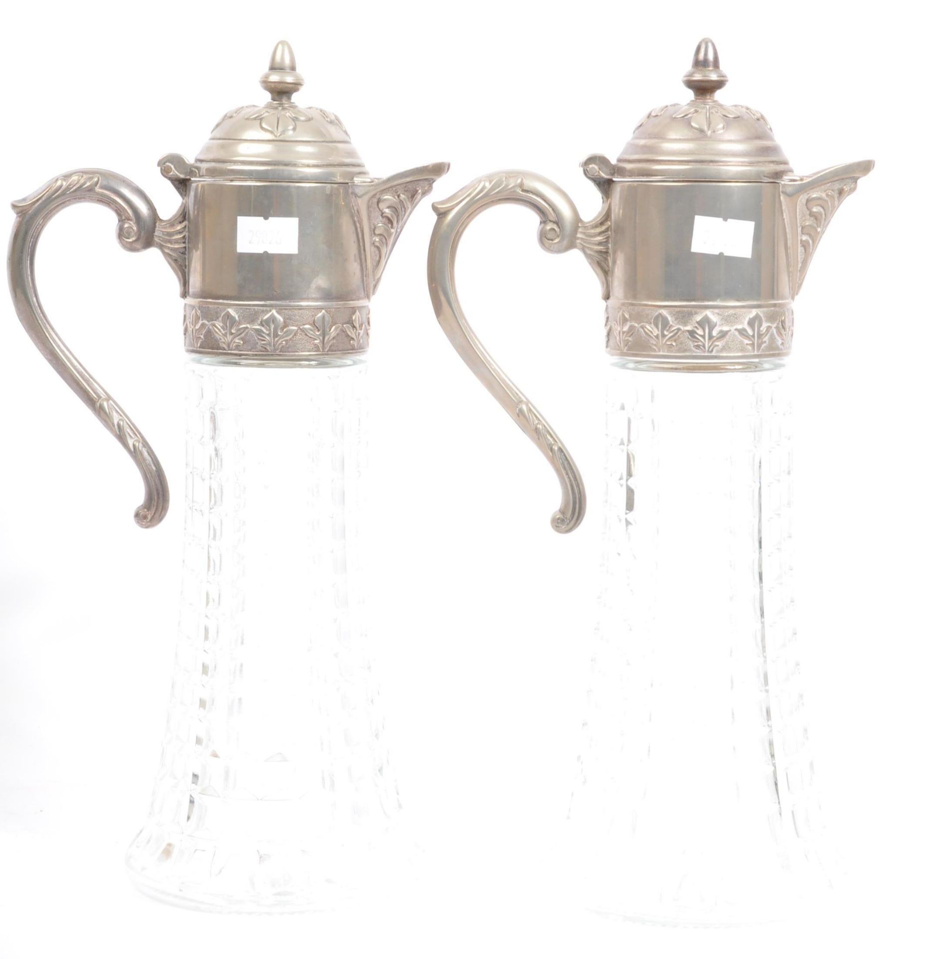 TWO 20TH CENTURY GLASS AND SILVER PLATED WINE DECANTERS - Bild 3 aus 5