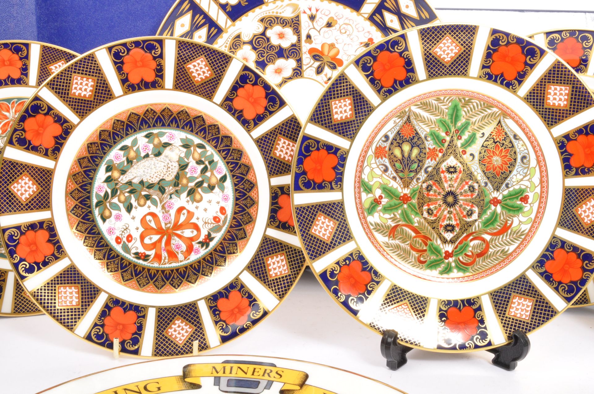 A COLLECTION OF ROYAL CROWN DERBY IMARI PLATES - Image 3 of 11