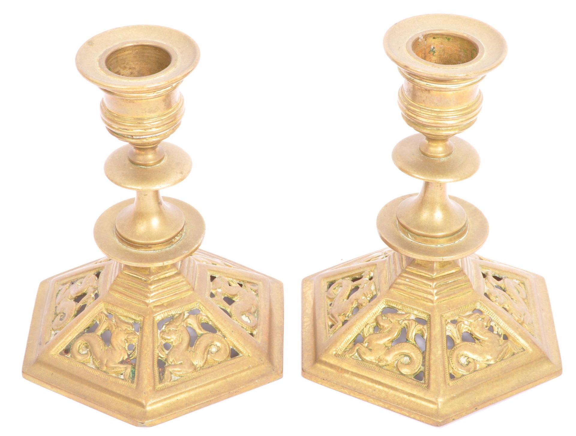 TWO PAIRS OF EARLY 20TH CENTURY BRASS CANDLESTICK HOLDERS - Bild 6 aus 7