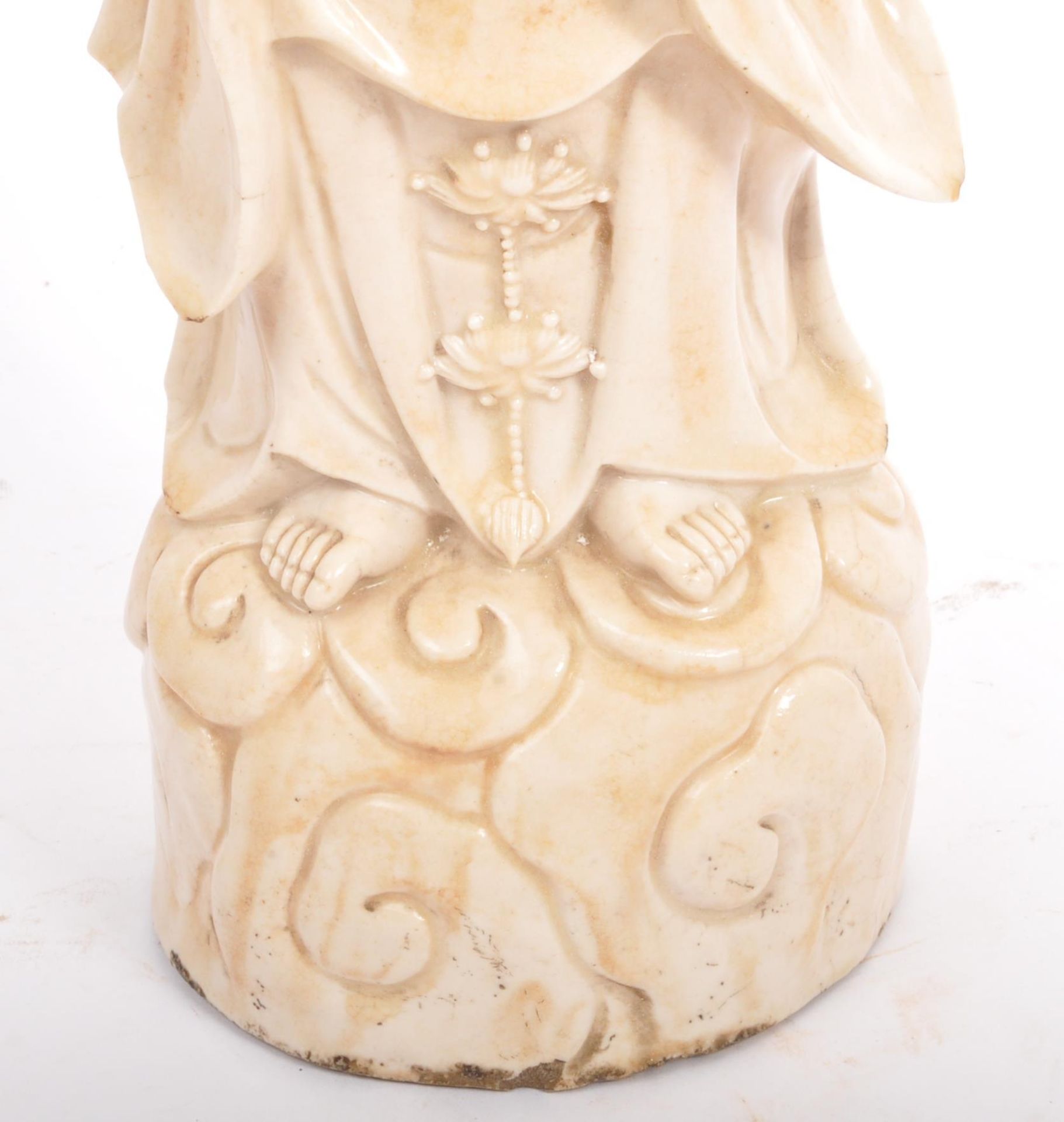 AN 18TH CENTURY CHINESE ORIENTAL BLANC DE CHINE CERAMIC FIGURE - Image 5 of 7