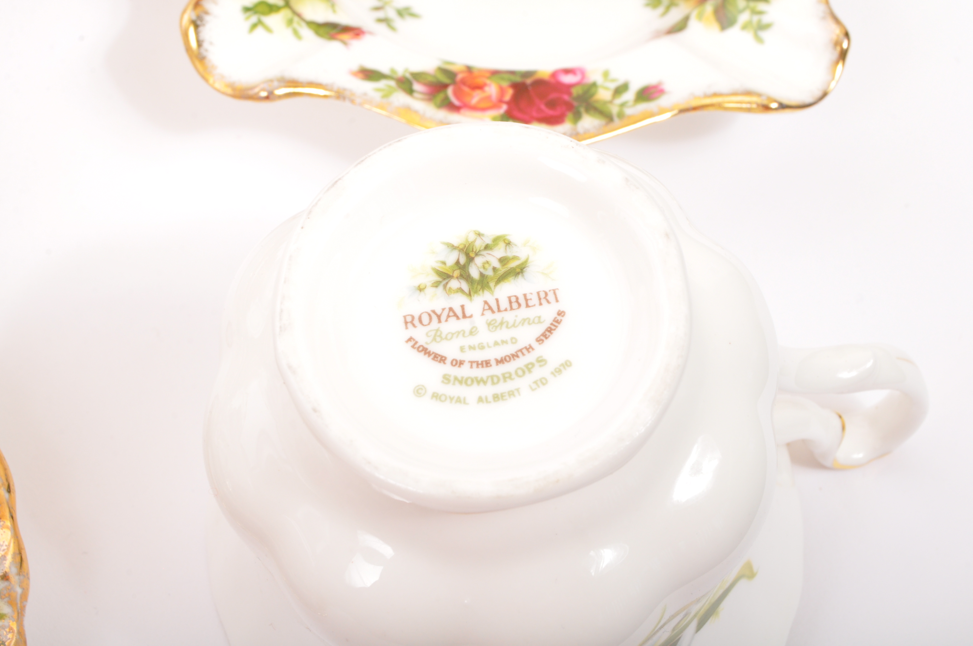 LARGE COLLECTION OF ROYAL ALBERT OLD COUNTRY ROSES TEA SET - Image 9 of 9