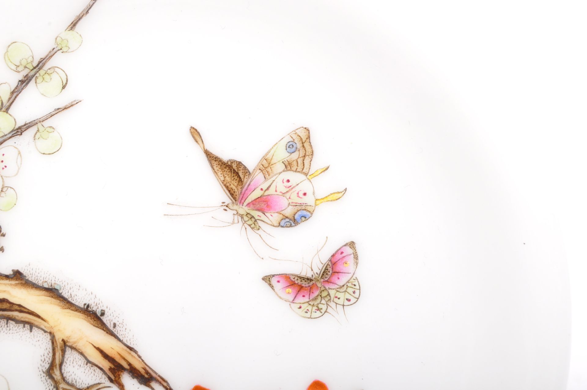 A CHINESE HAND PAINTED PORCELAIN BLOSSOM & BUTTERFLY DISH - Image 4 of 6