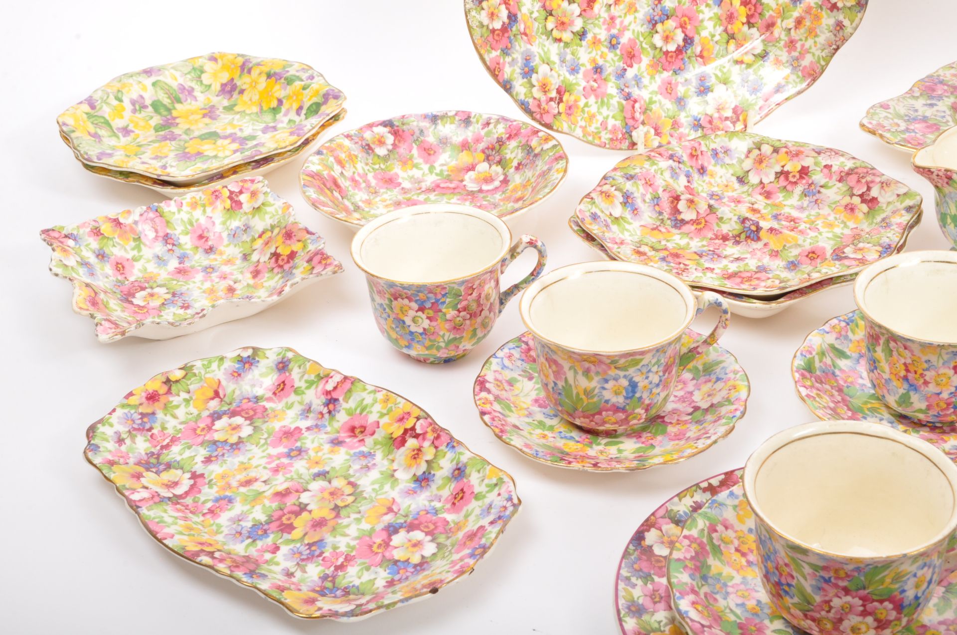 A LARGE COLLECTION OF EARLY 20TH CENTURY CHINTZ CERAMICS - Bild 5 aus 8