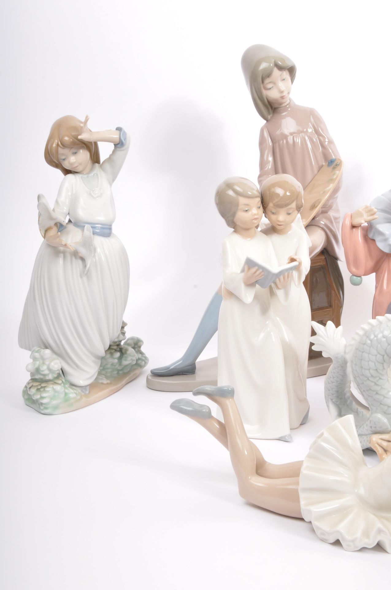 A LARGE COLLECTION OF SPANISH NAO BY LLADRO CHINA FIGURINES - Bild 4 aus 12