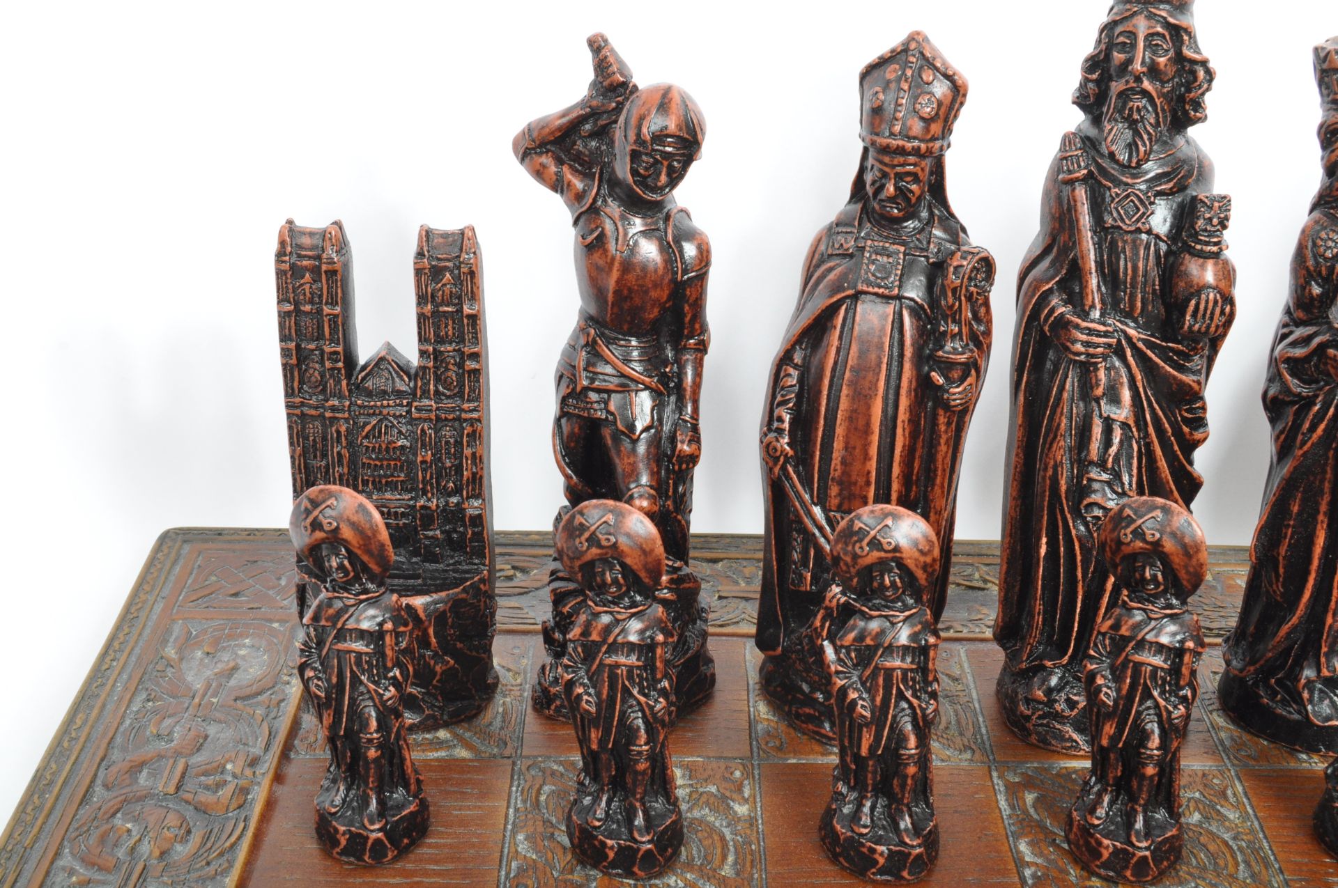 A VINTAGE STUDIO ANNE CARLTON WESTMINSTER ABBEY CHESS SET - Image 8 of 17