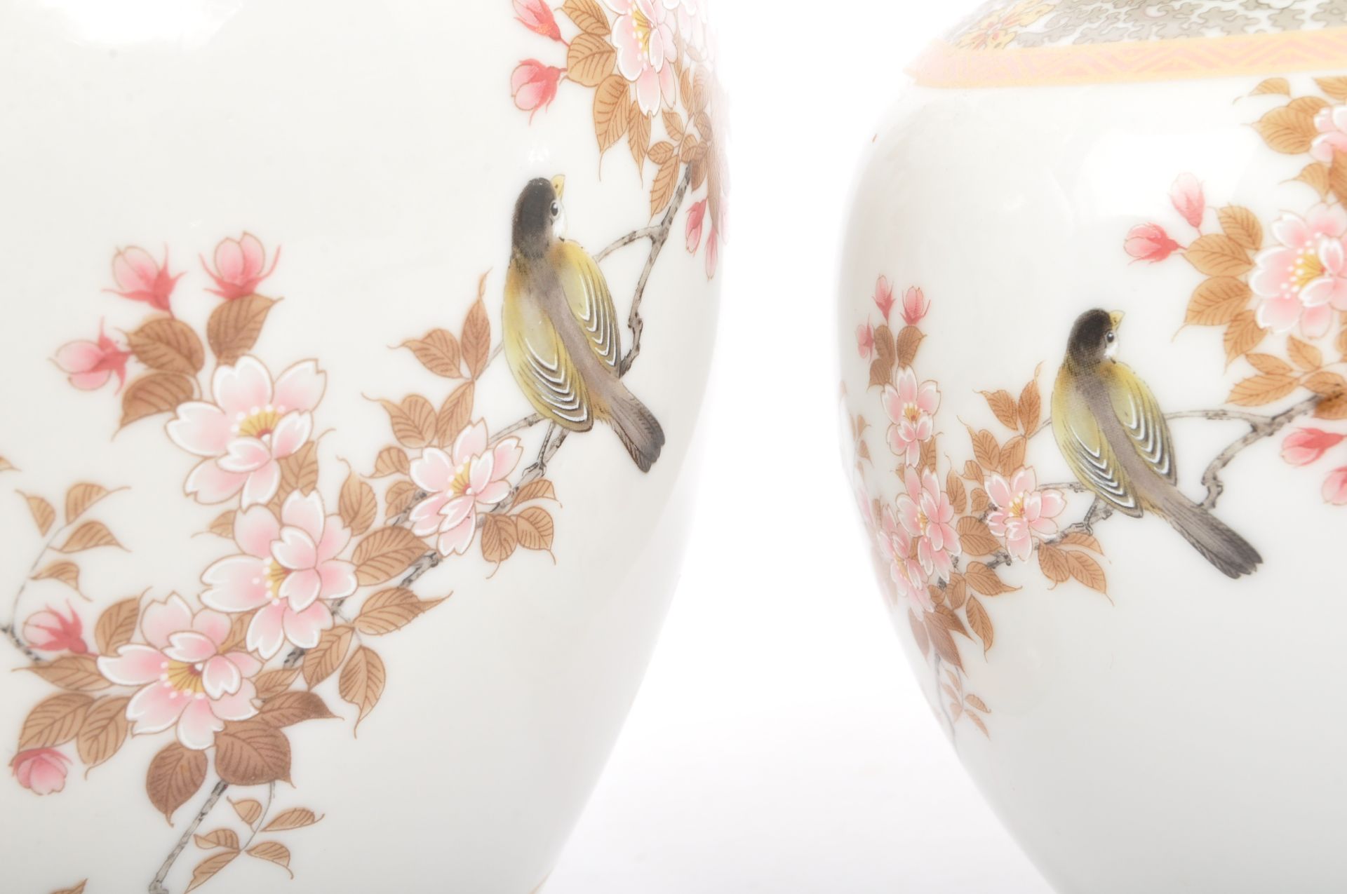 TWO VINTAGE 20TH CENTURY JAPANESE KUTANI GINGER JARS - Image 5 of 7