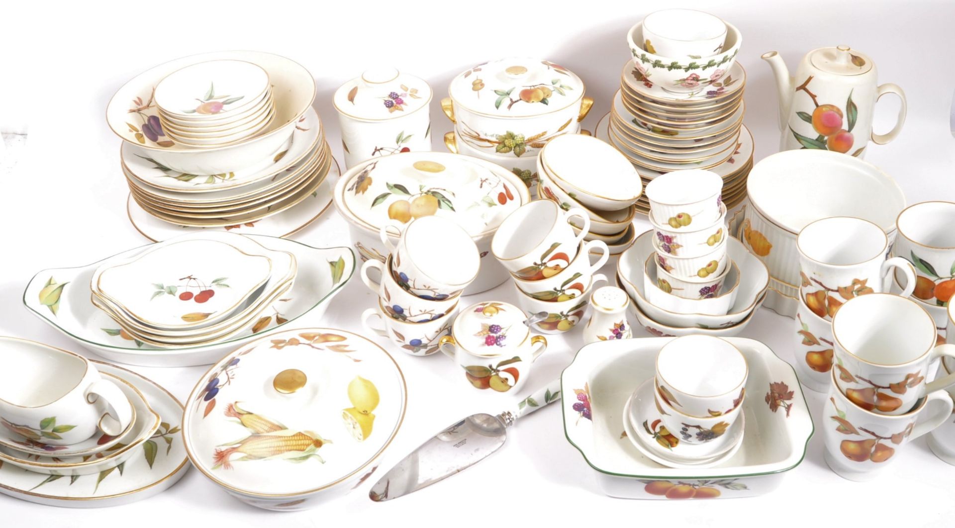 VINTAGE ROYAL WORCESTER EVESHAM TEA & DINNER SERVICE