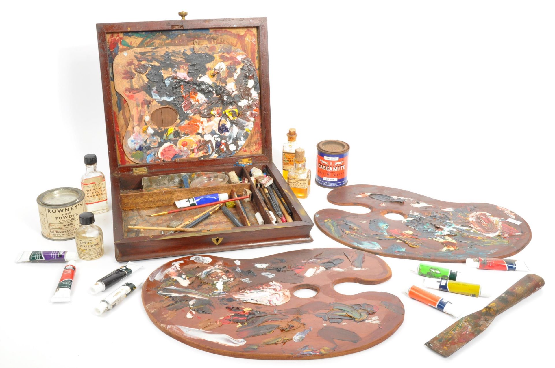 AN EARLY 20TH CENTURY ARTIST'S PALETTE & PAINTING ACCESSORIES