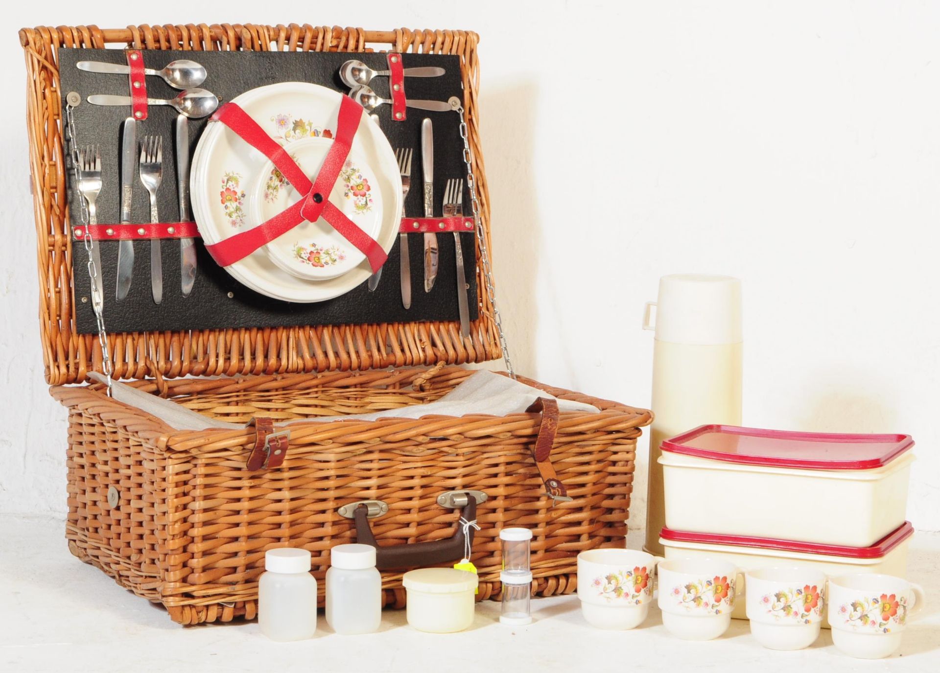 A VINTAGE 20TH CENTURY ANTLER PICNIC HAMPER BASKET