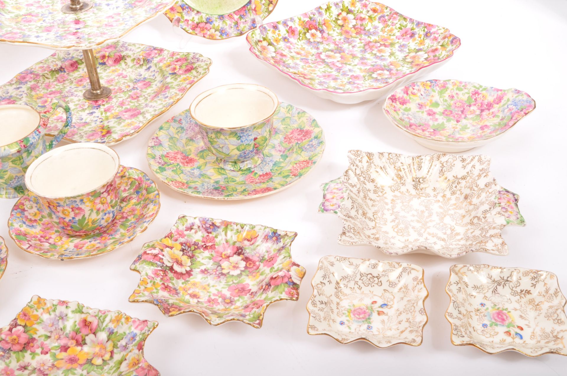 A LARGE COLLECTION OF EARLY 20TH CENTURY CHINTZ CERAMICS - Bild 6 aus 8