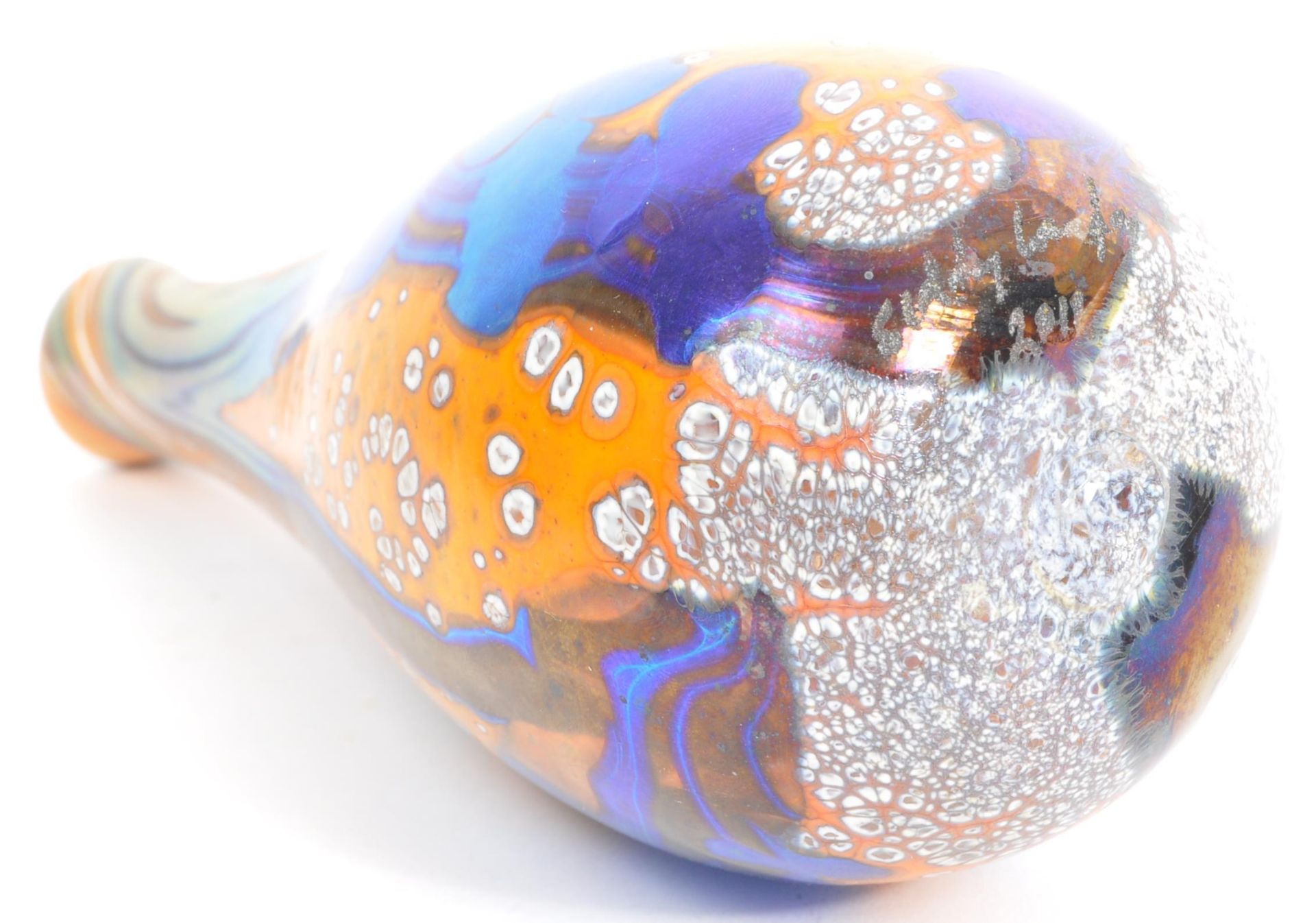 A CONTEMPORARY STUDIO ART GLASS BUD VASE BY SIDDY LANGLEY - Bild 5 aus 5