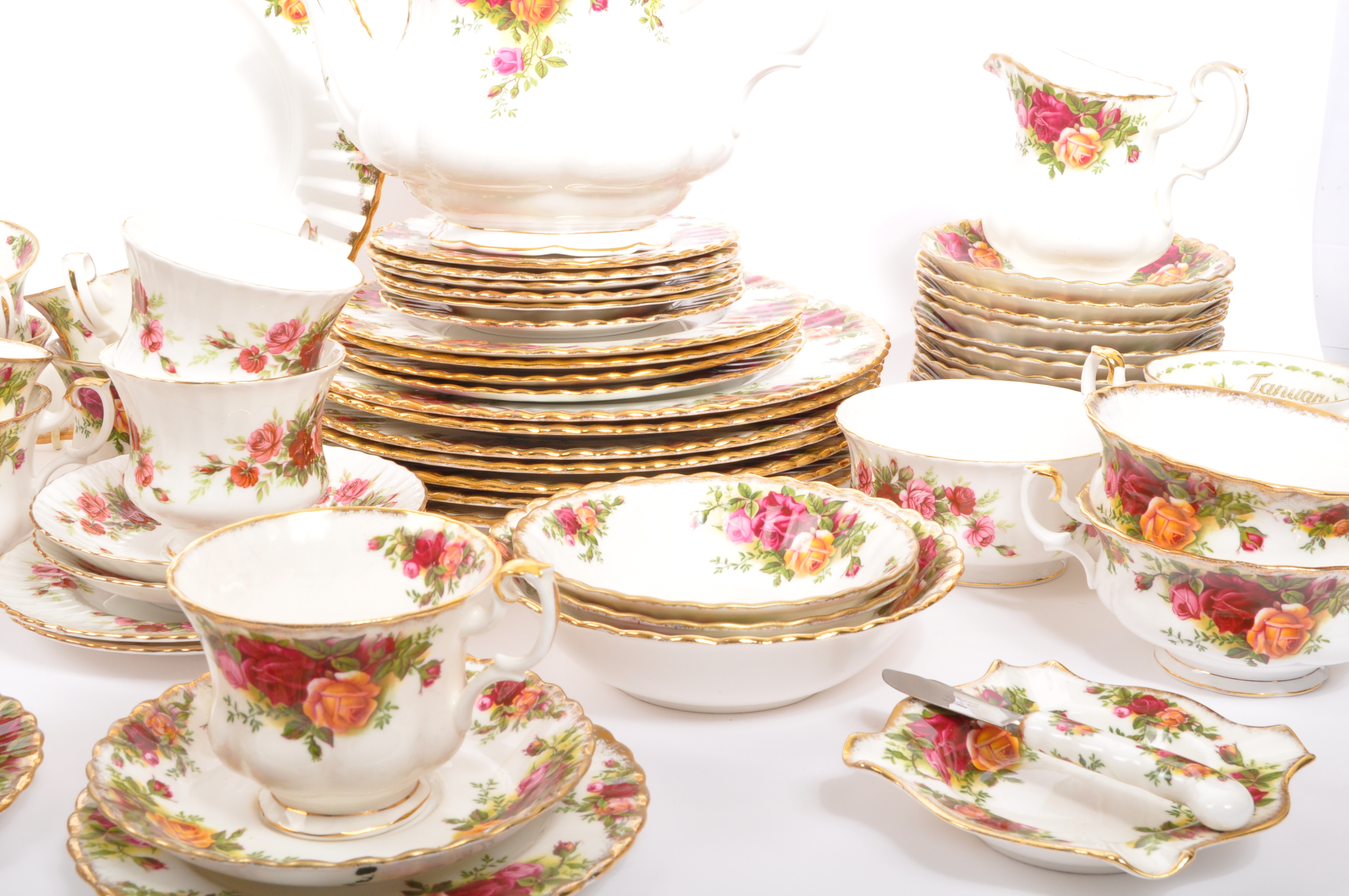 LARGE COLLECTION OF ROYAL ALBERT OLD COUNTRY ROSES TEA SET - Image 2 of 9