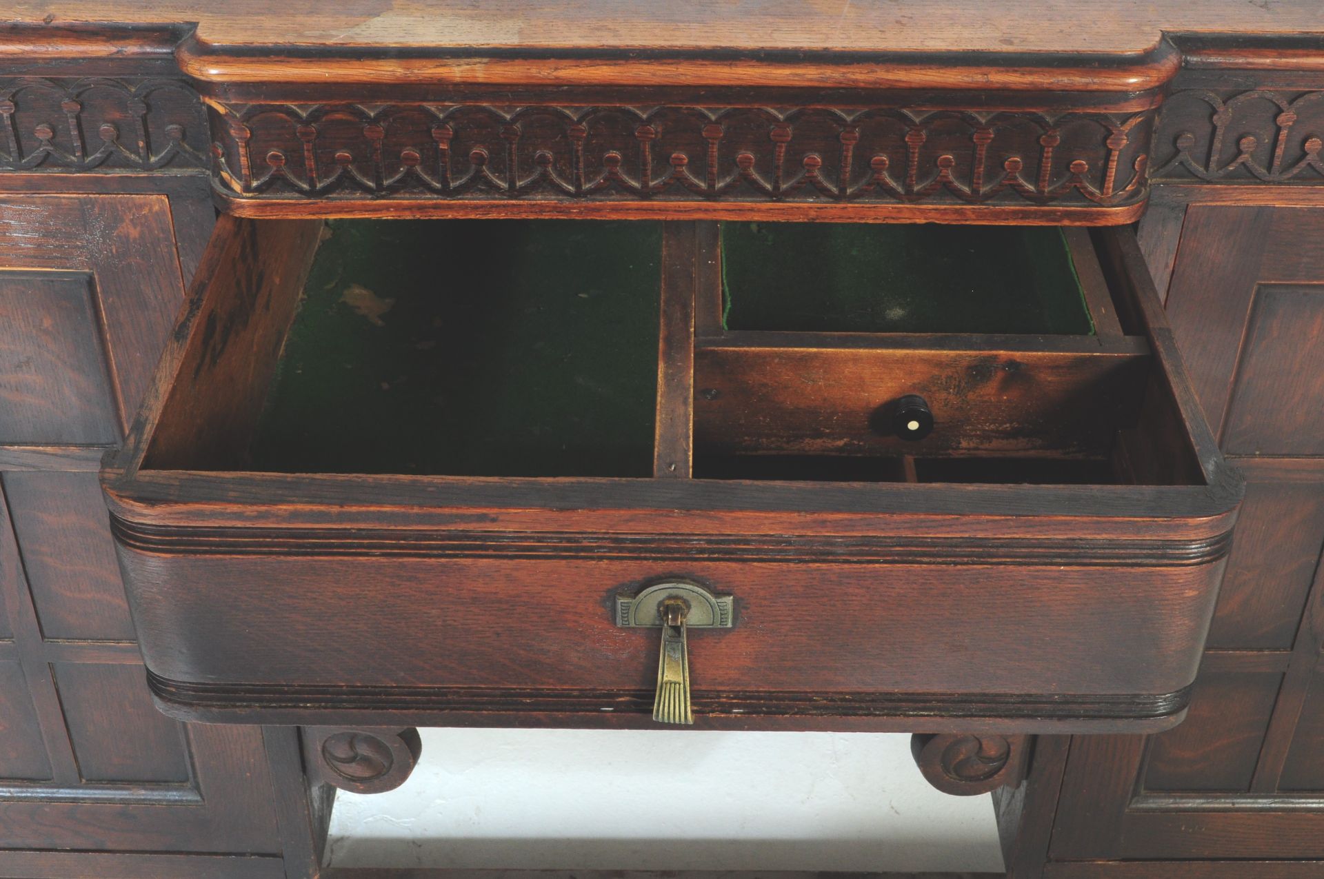 EARLY 20TH CENTURY JACOBEAN REVIVAL OAK SIDEBOARD - Bild 3 aus 5