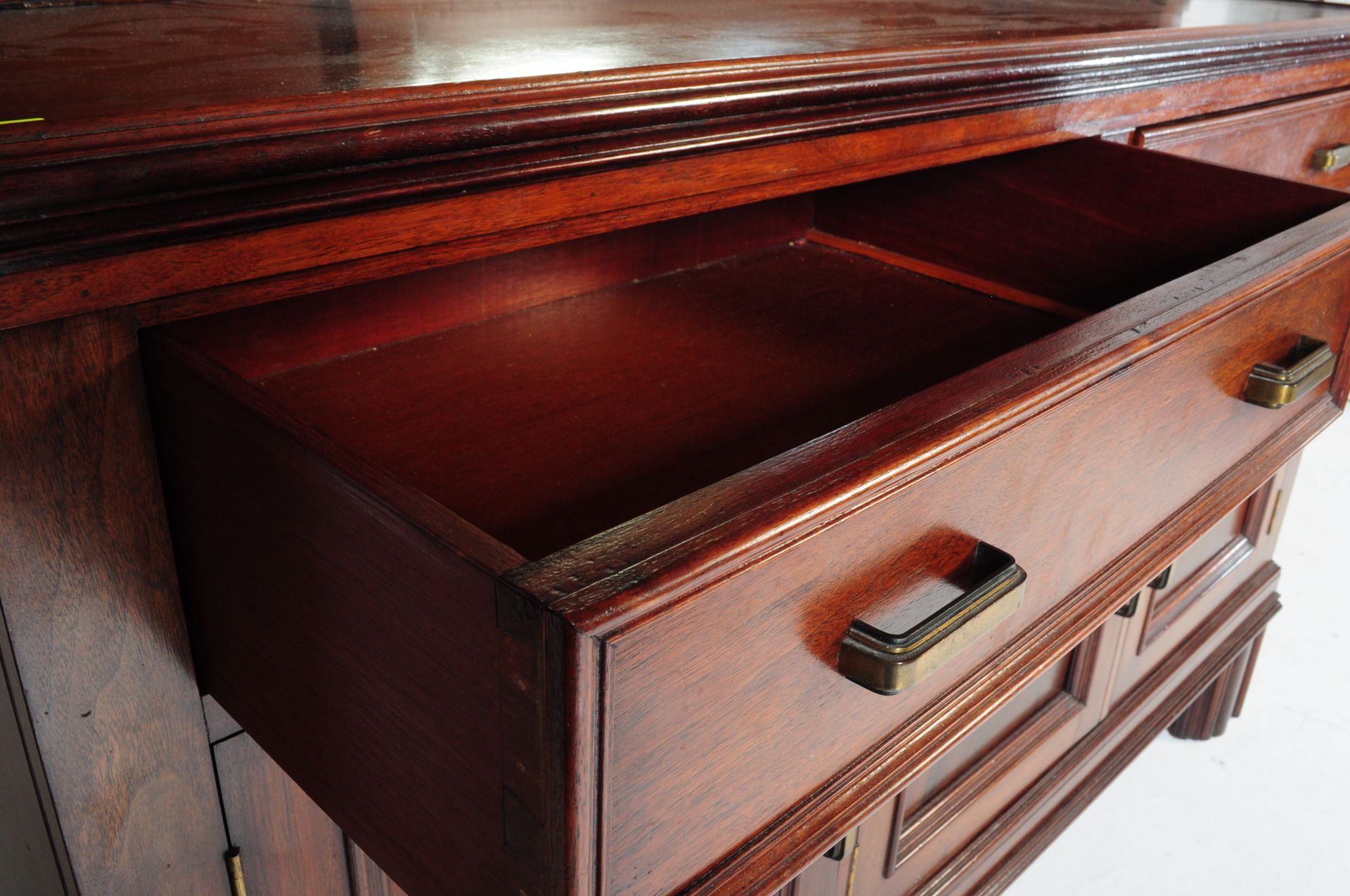 EDWARDIAN ARTS & CRAFTS WALNUT MIRROR BACK SIDEBOARD - Image 4 of 6