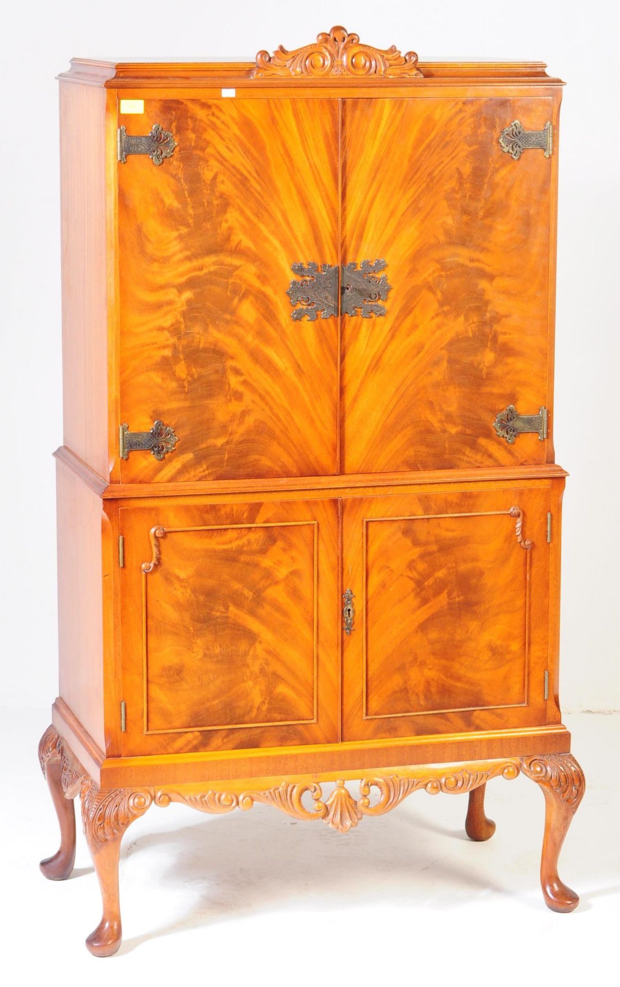 A 20TH CENTURY WALNUT DRINKS CABINET WITH SCROLL MOTIFS - Bild 2 aus 6