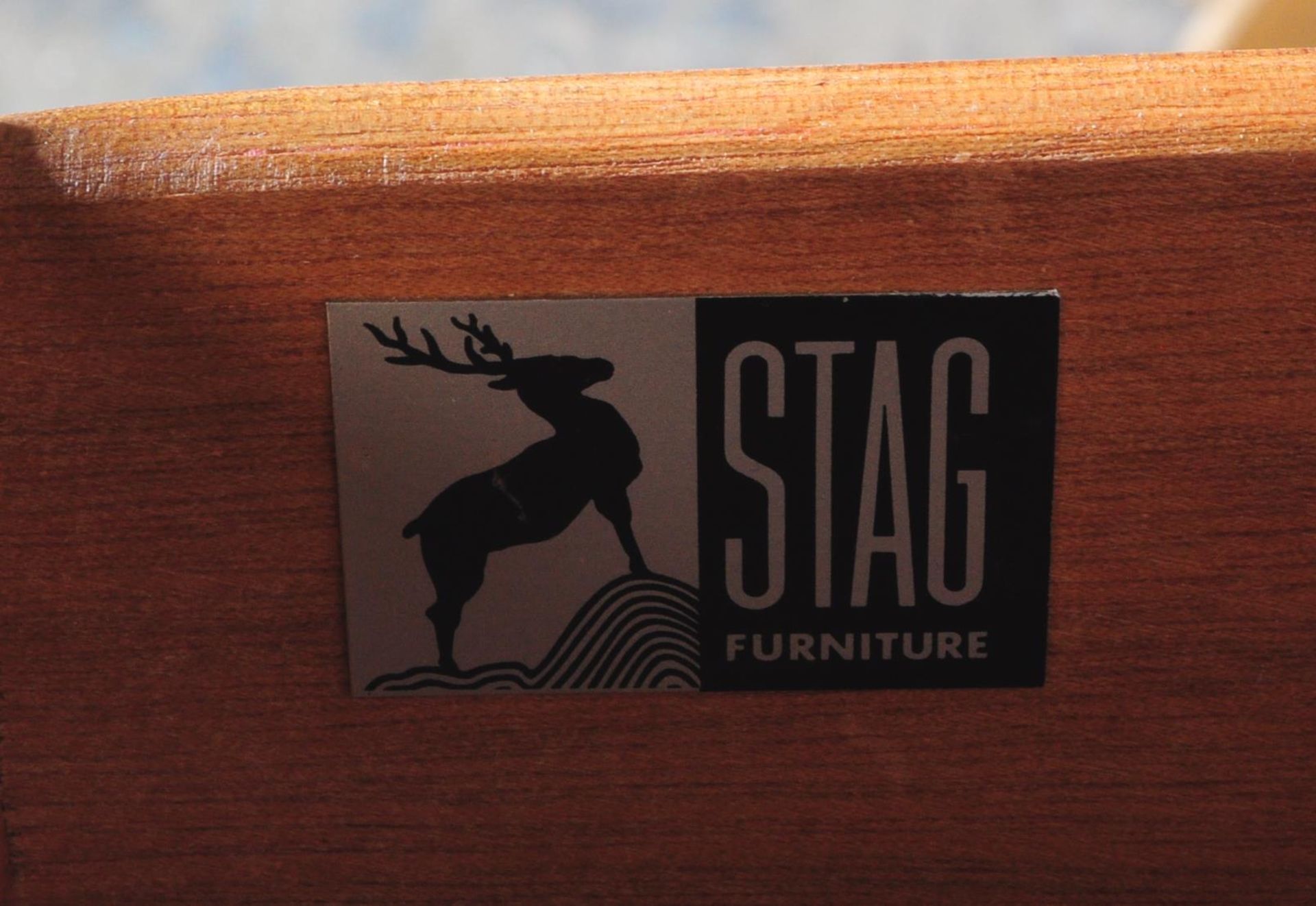 A PAIR OF RETRO STAG MINSTREL MAHOGANY BEDSIDE DRAWERS - Image 5 of 5