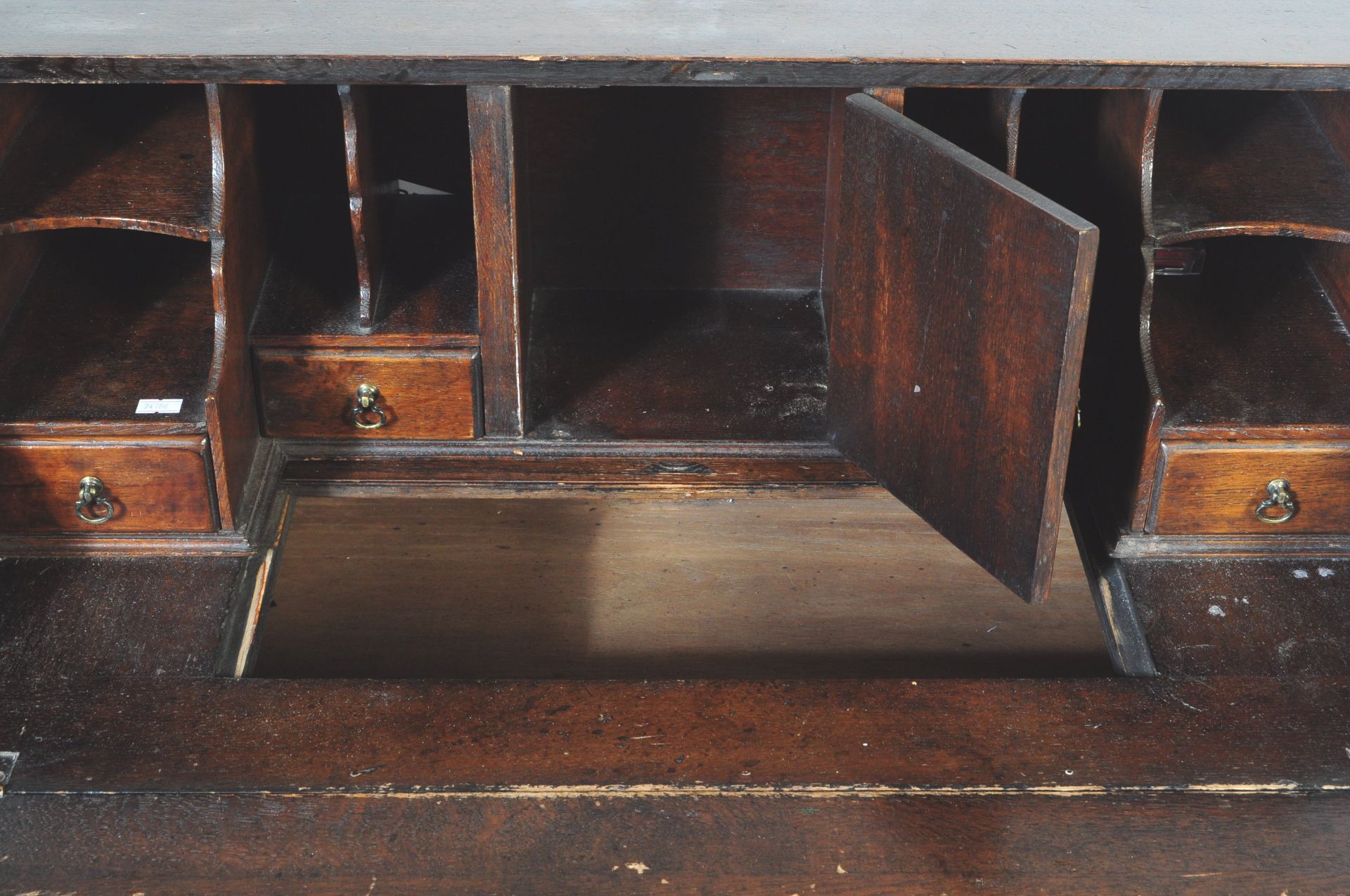 AN EARLY 20TH CENTURY JACOBEAN REVIVAL OAK WRITING BUREAU - Bild 4 aus 7