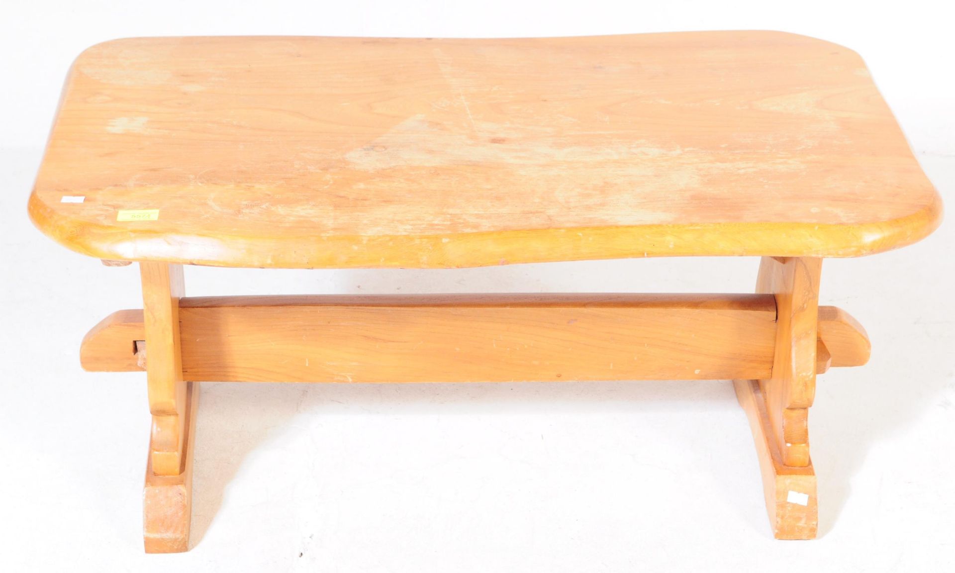 A MID TO LATE 20TH CENTURY DEVON ELM COFFEE TABLE - Image 4 of 5