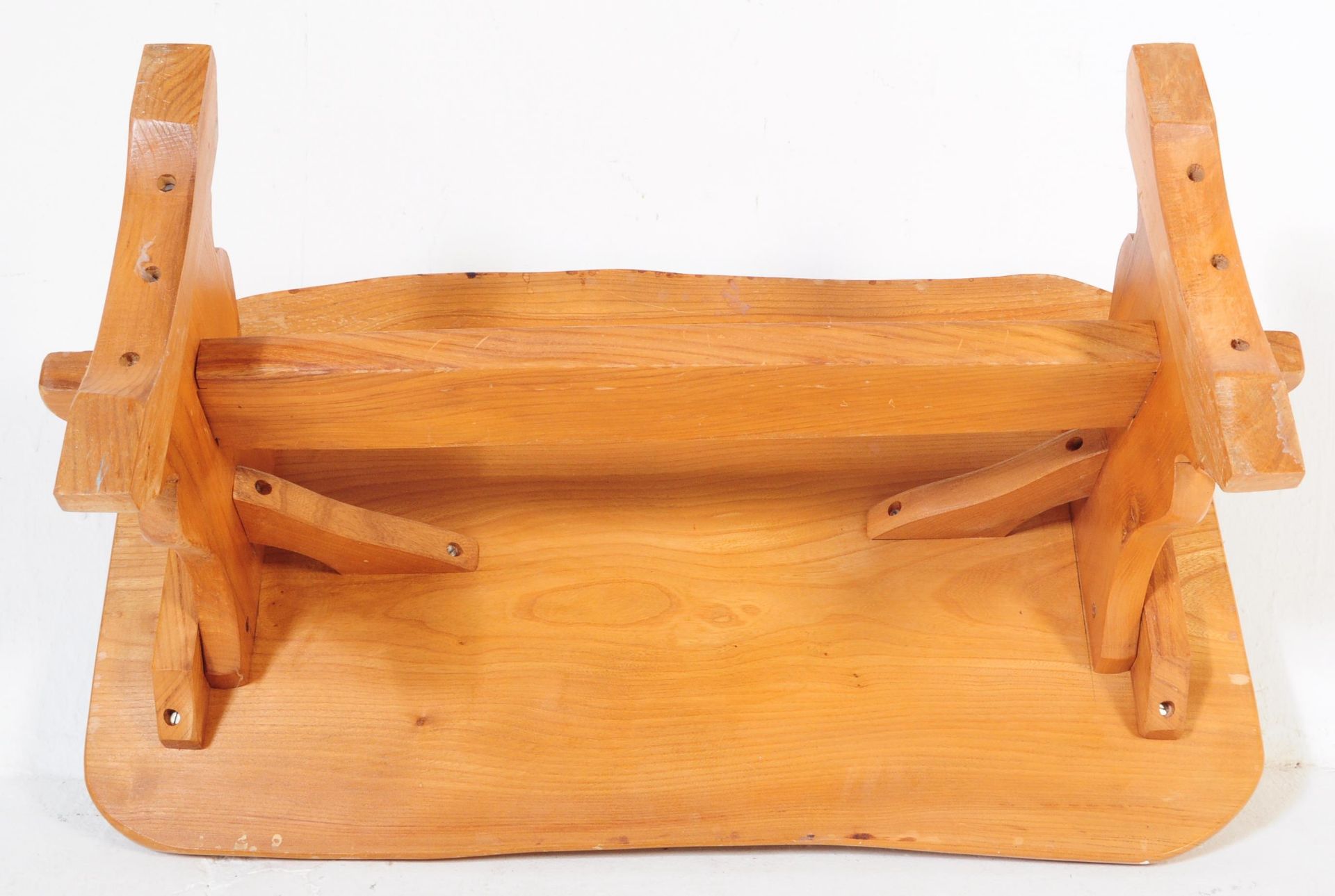 A MID TO LATE 20TH CENTURY DEVON ELM COFFEE TABLE - Bild 5 aus 5