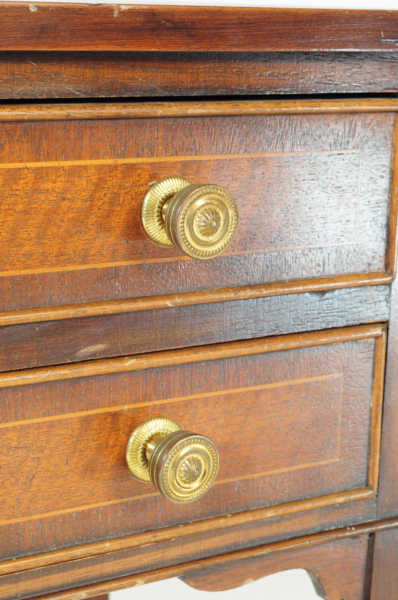 A 20TH CENTURY REPRODUCTION MAHOGANY NIGHTSTAND - Image 5 of 5